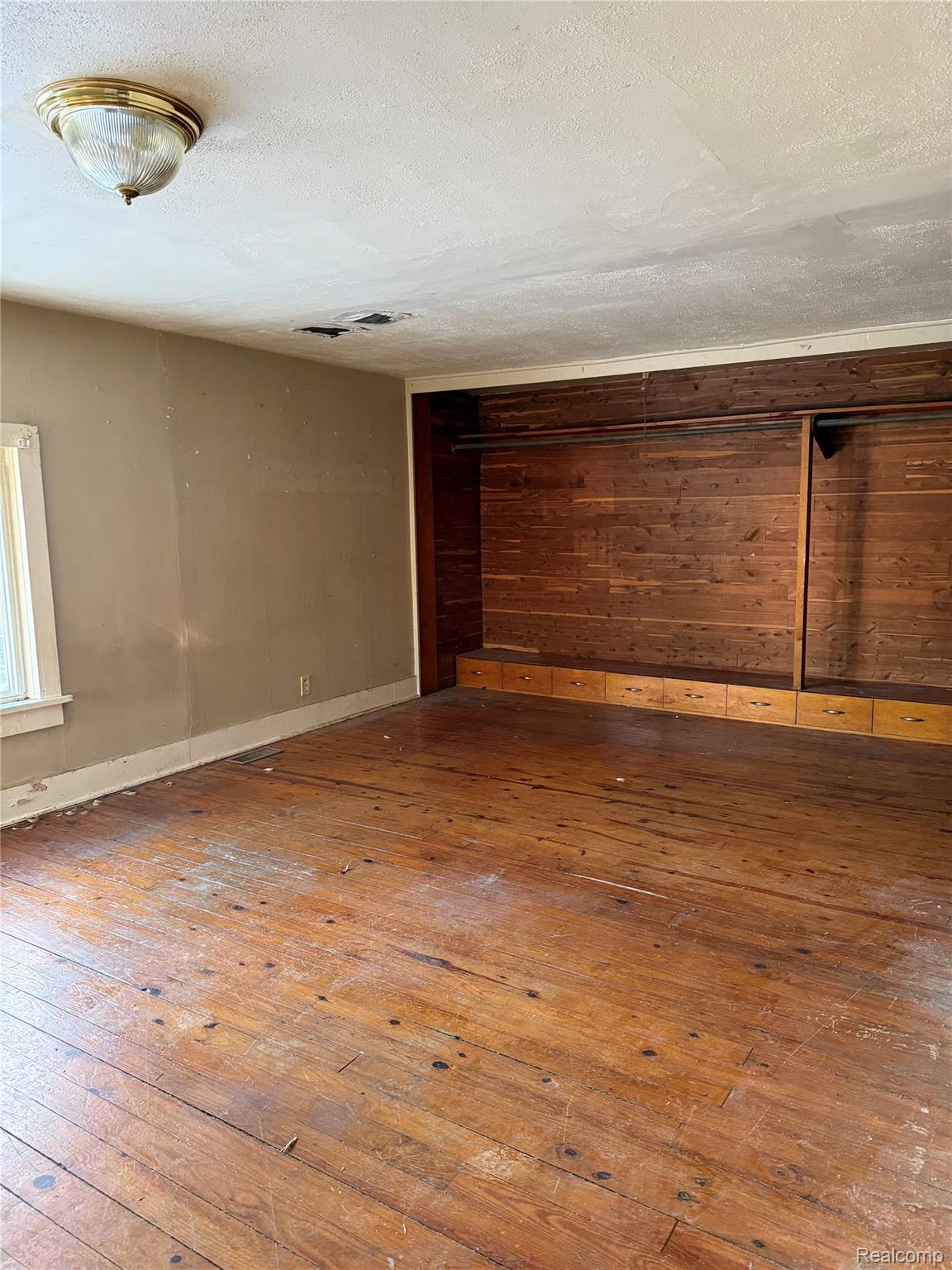 6934 John Street Property Photo 9