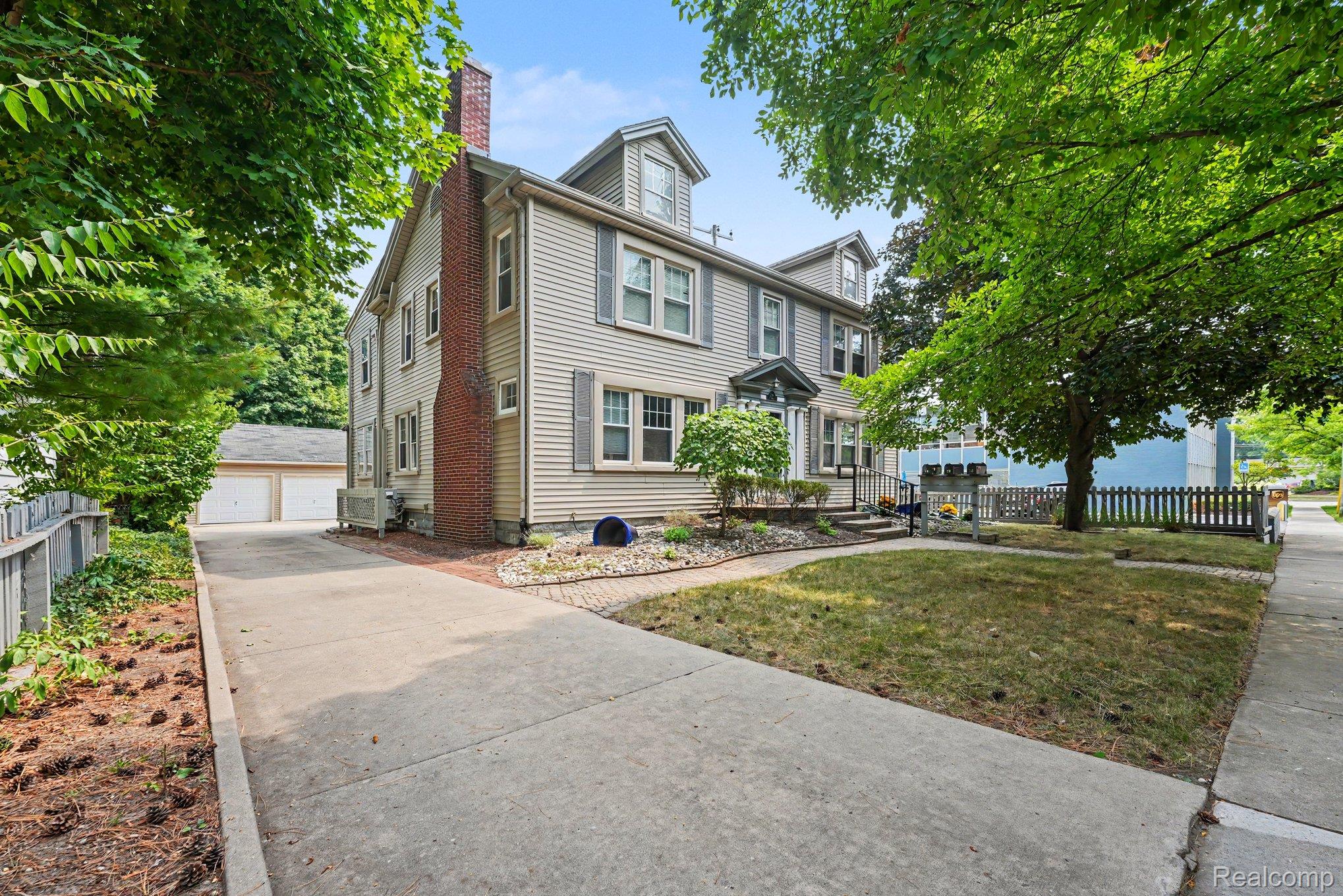 156 N Worth Street Property Photo 3