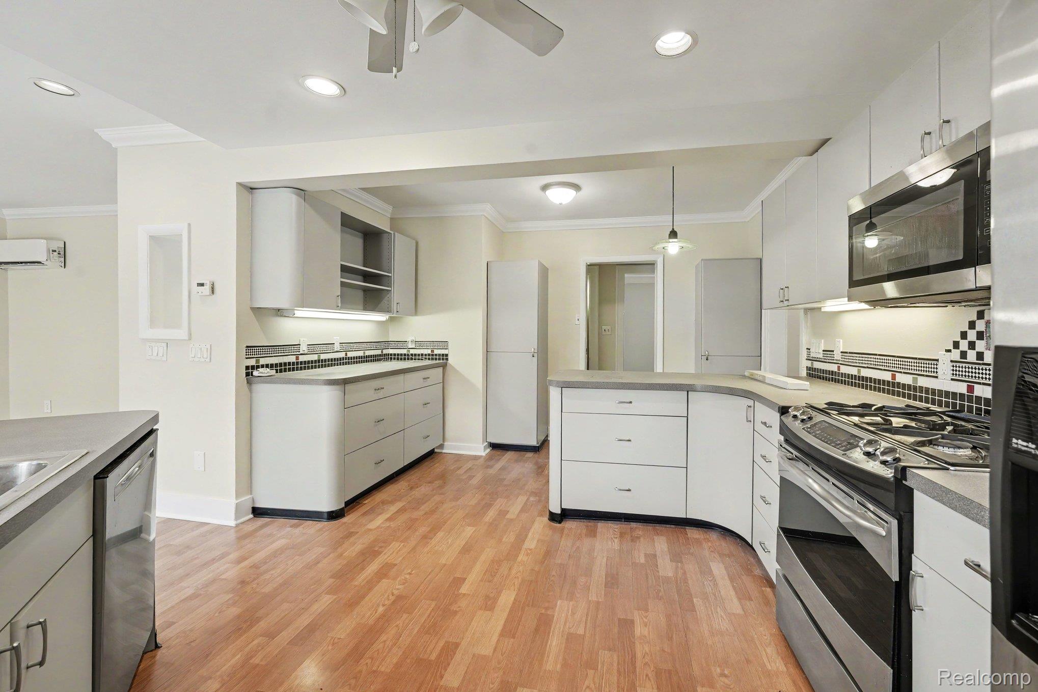 156 N Worth Street Property Photo 5