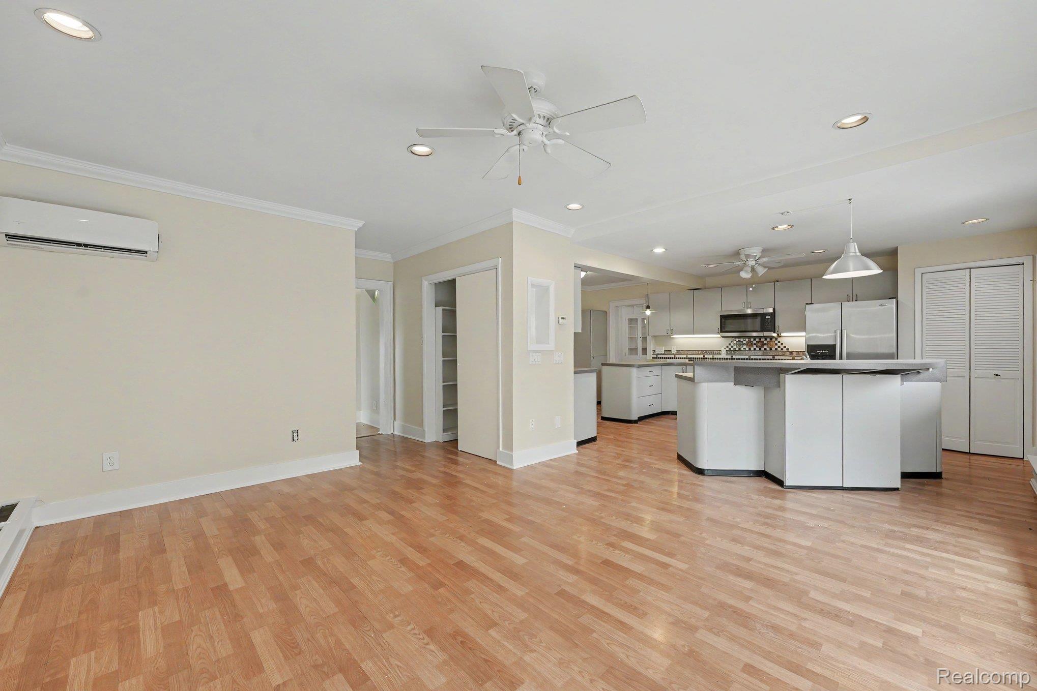 156 N Worth Street Property Photo 7