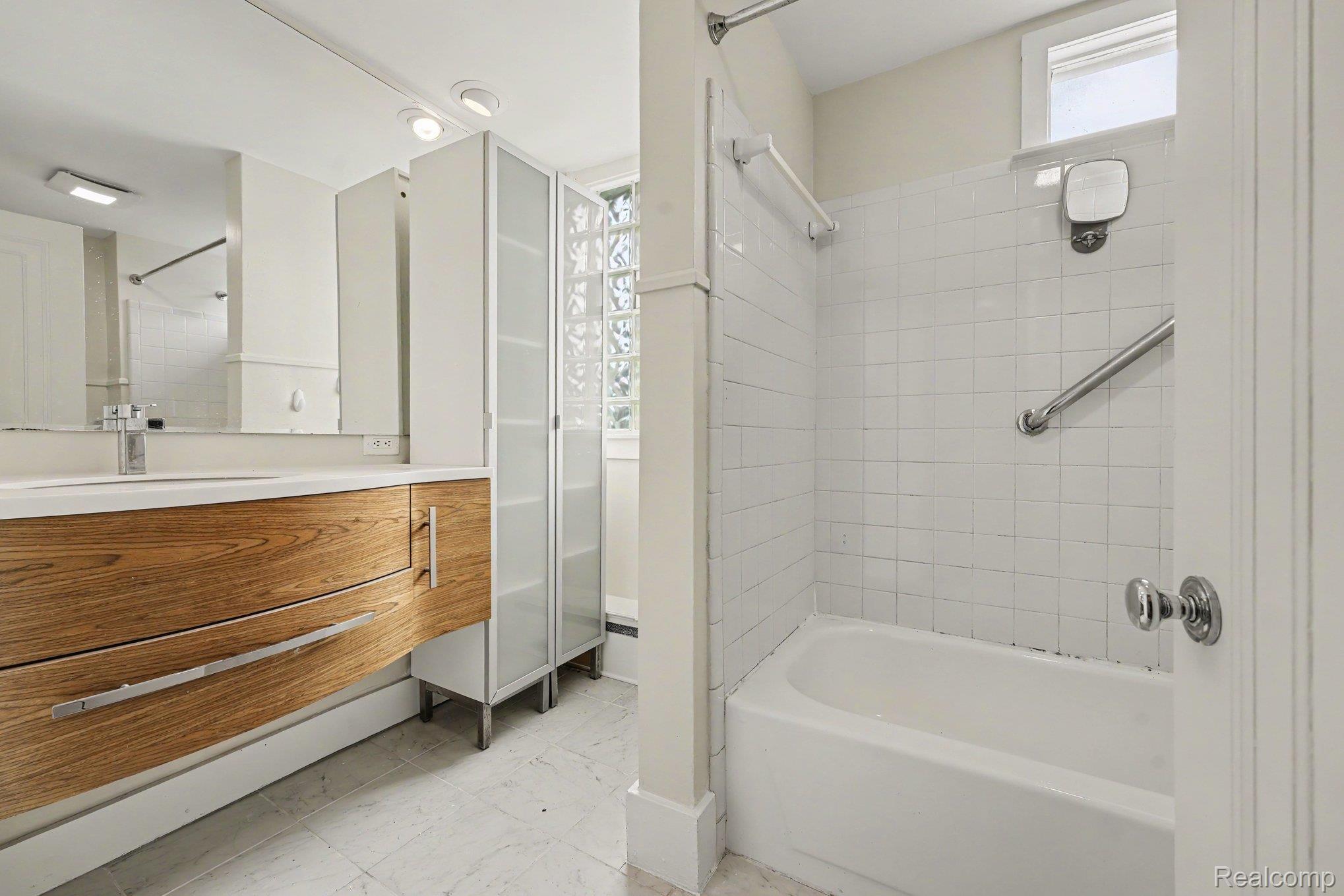 156 N Worth Street Property Photo 10