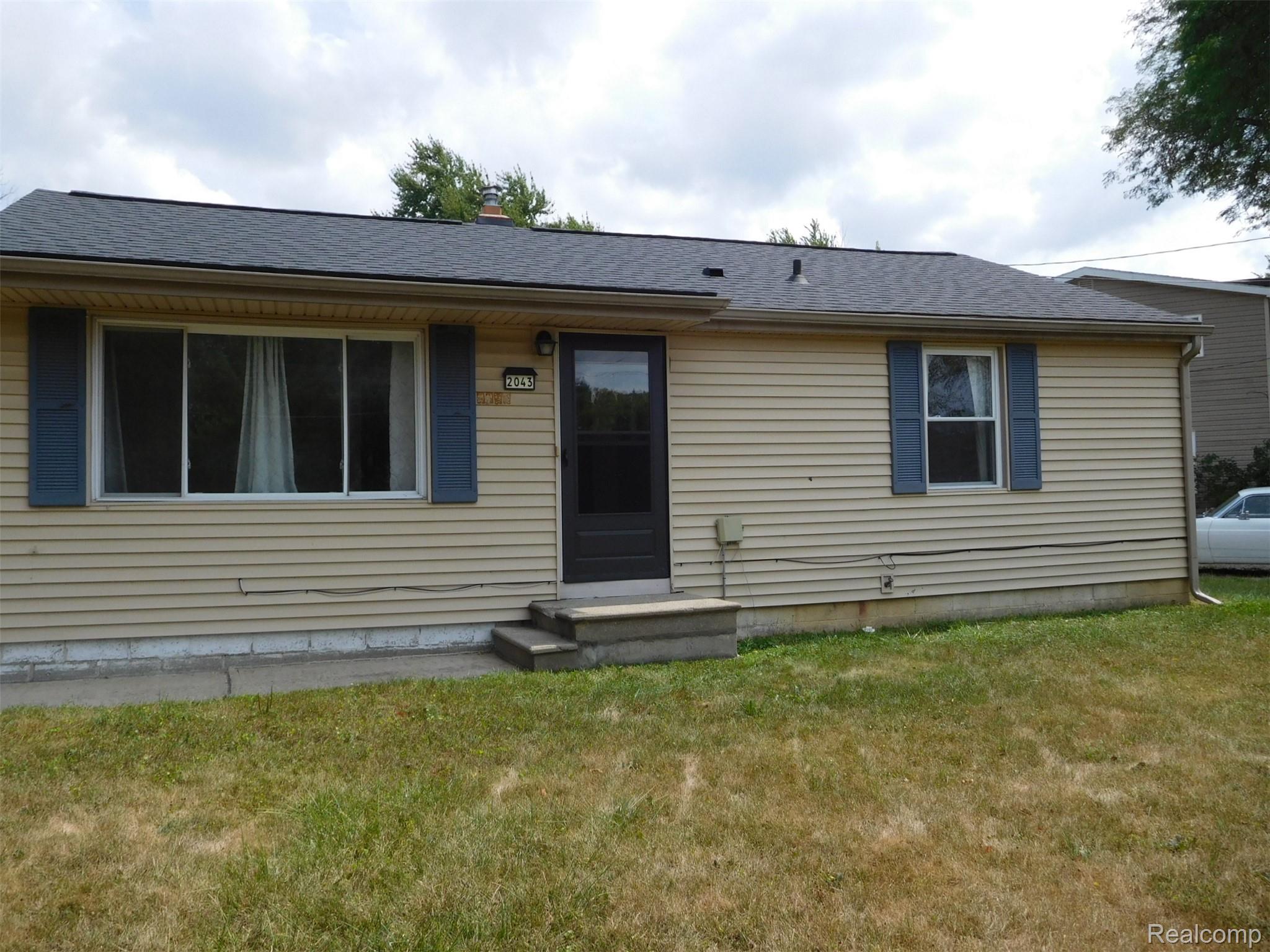 2043 Hillsdale Drive Property Photo 1