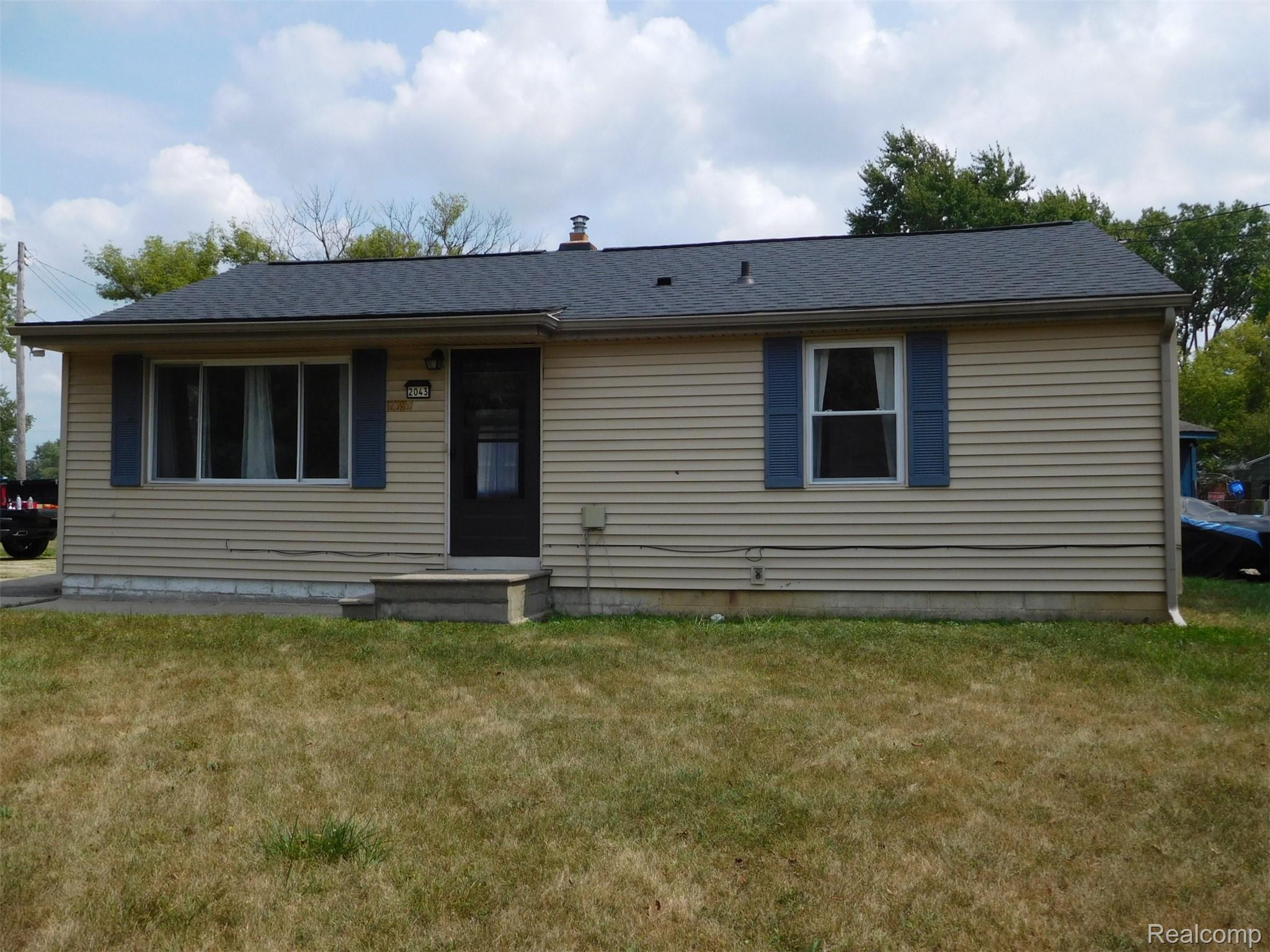 2043 Hillsdale Drive Property Photo 2