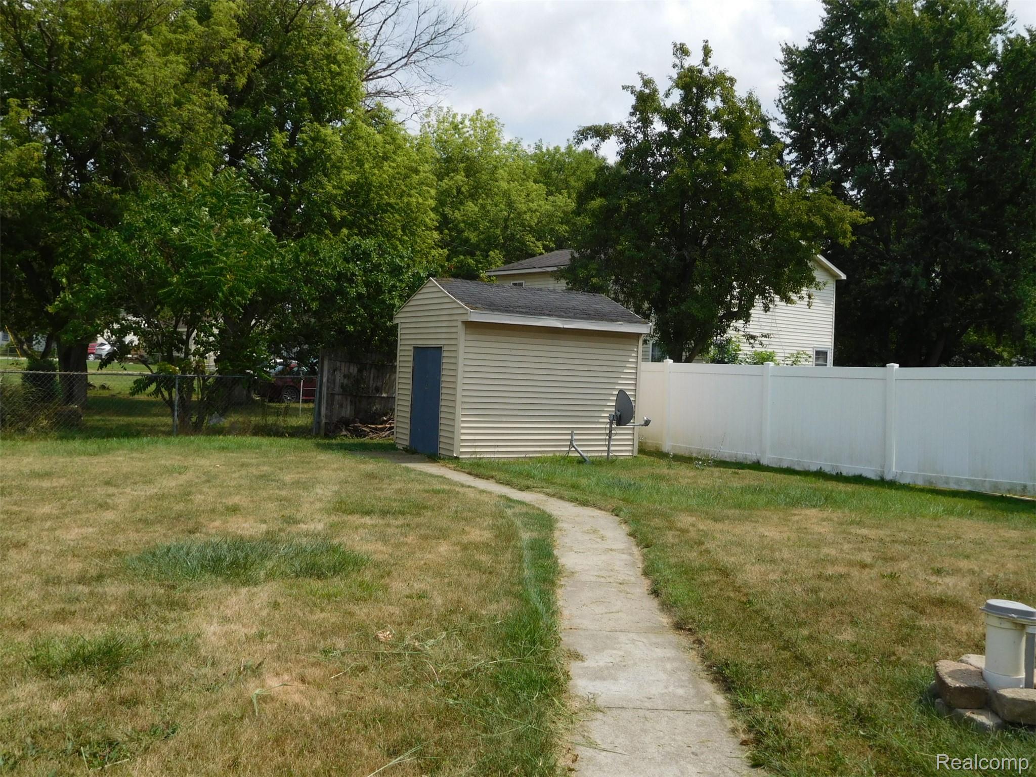 2043 Hillsdale Drive Property Photo 3