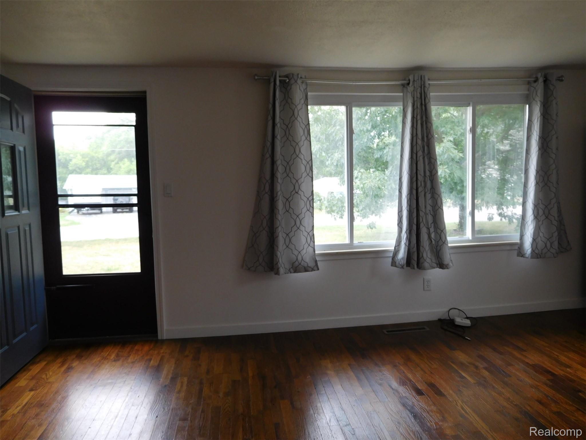 2043 Hillsdale Drive Property Photo 4