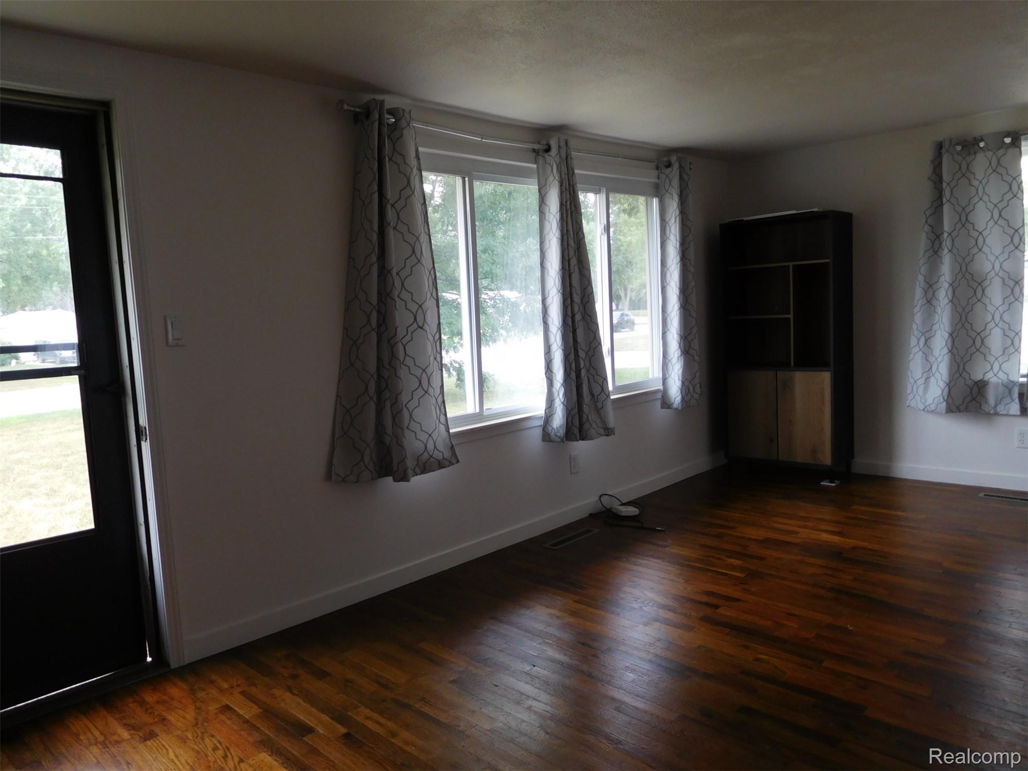 2043 Hillsdale Drive Property Photo 6