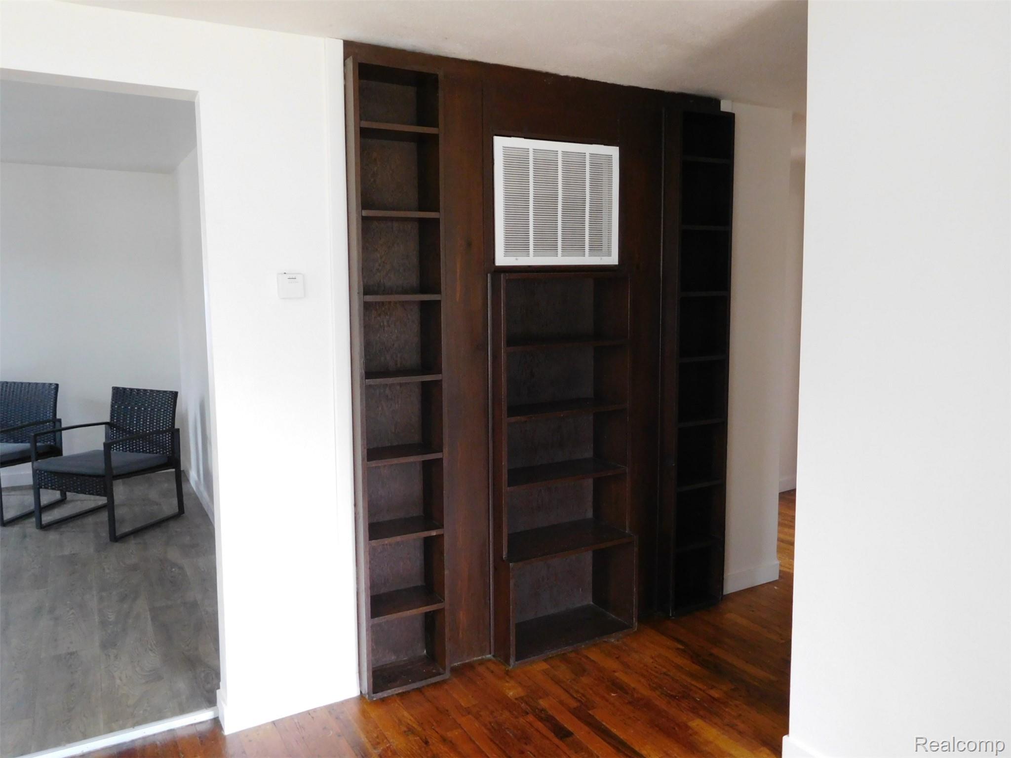 2043 Hillsdale Drive Property Photo 7