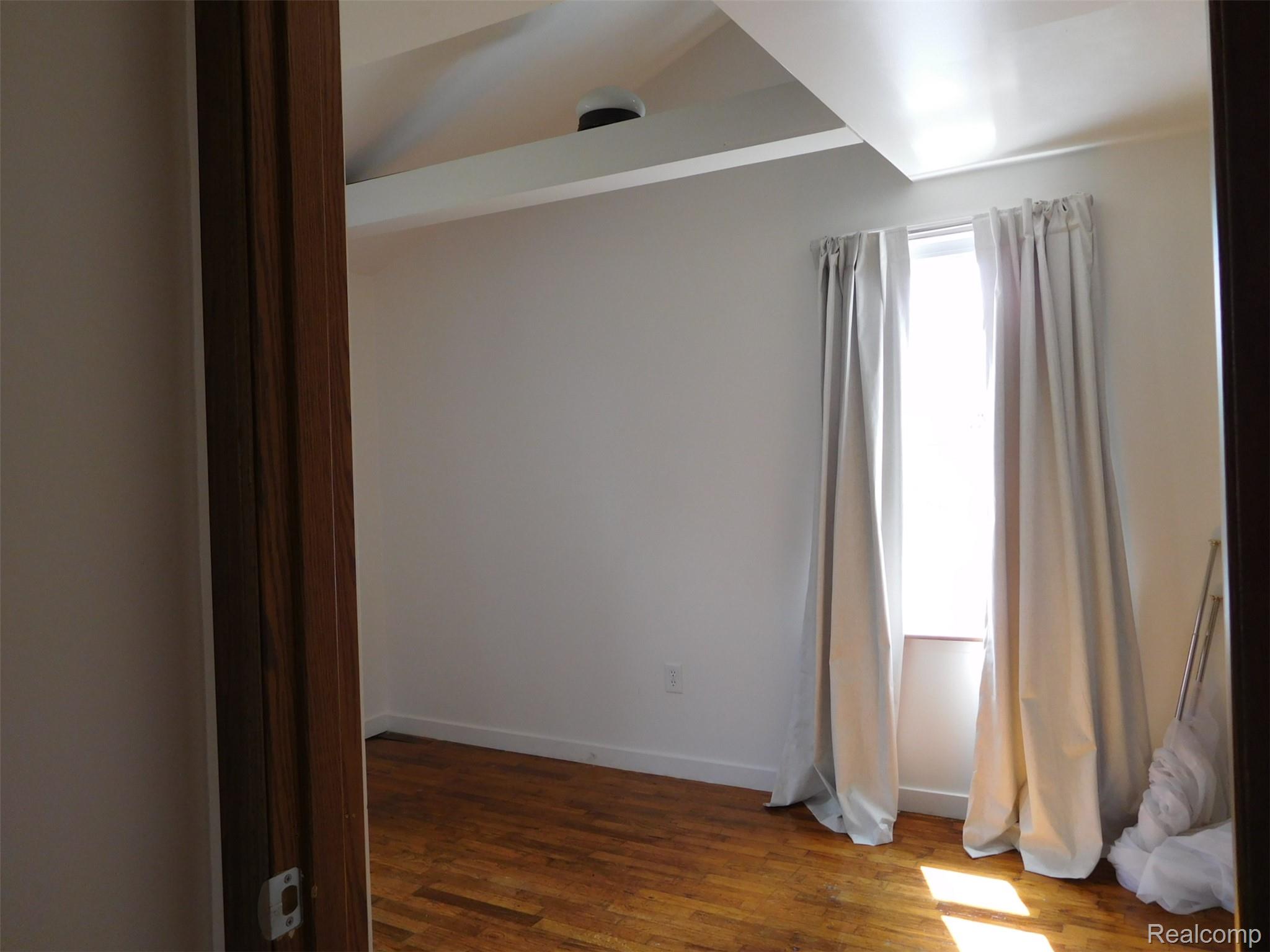 2043 Hillsdale Drive Property Photo 11