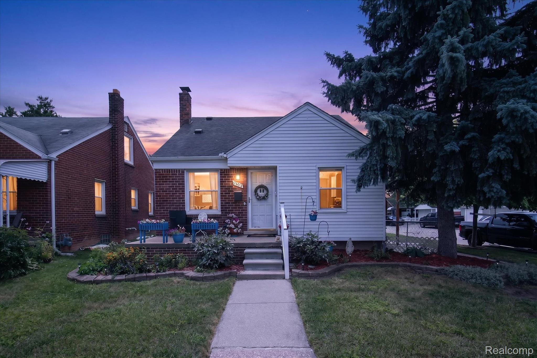 1693 Riverbank Street Property Photo 1
