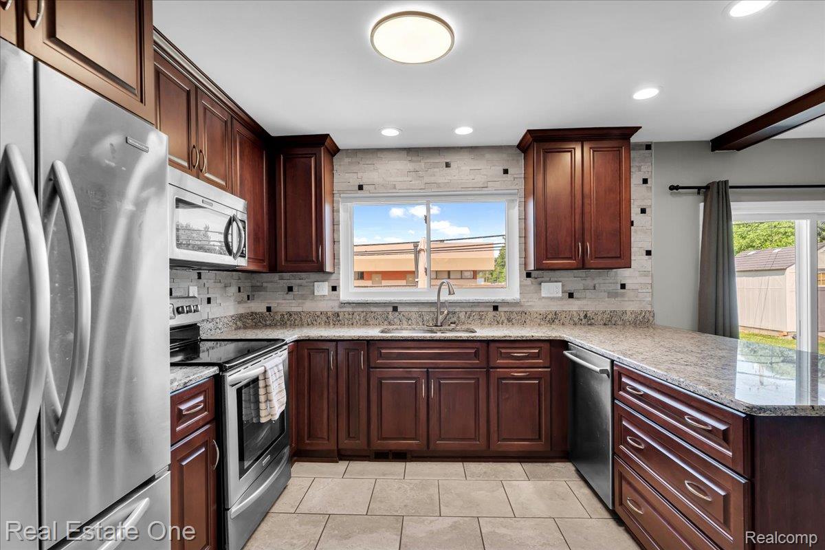 5063 Abington Drive Property Photo 3