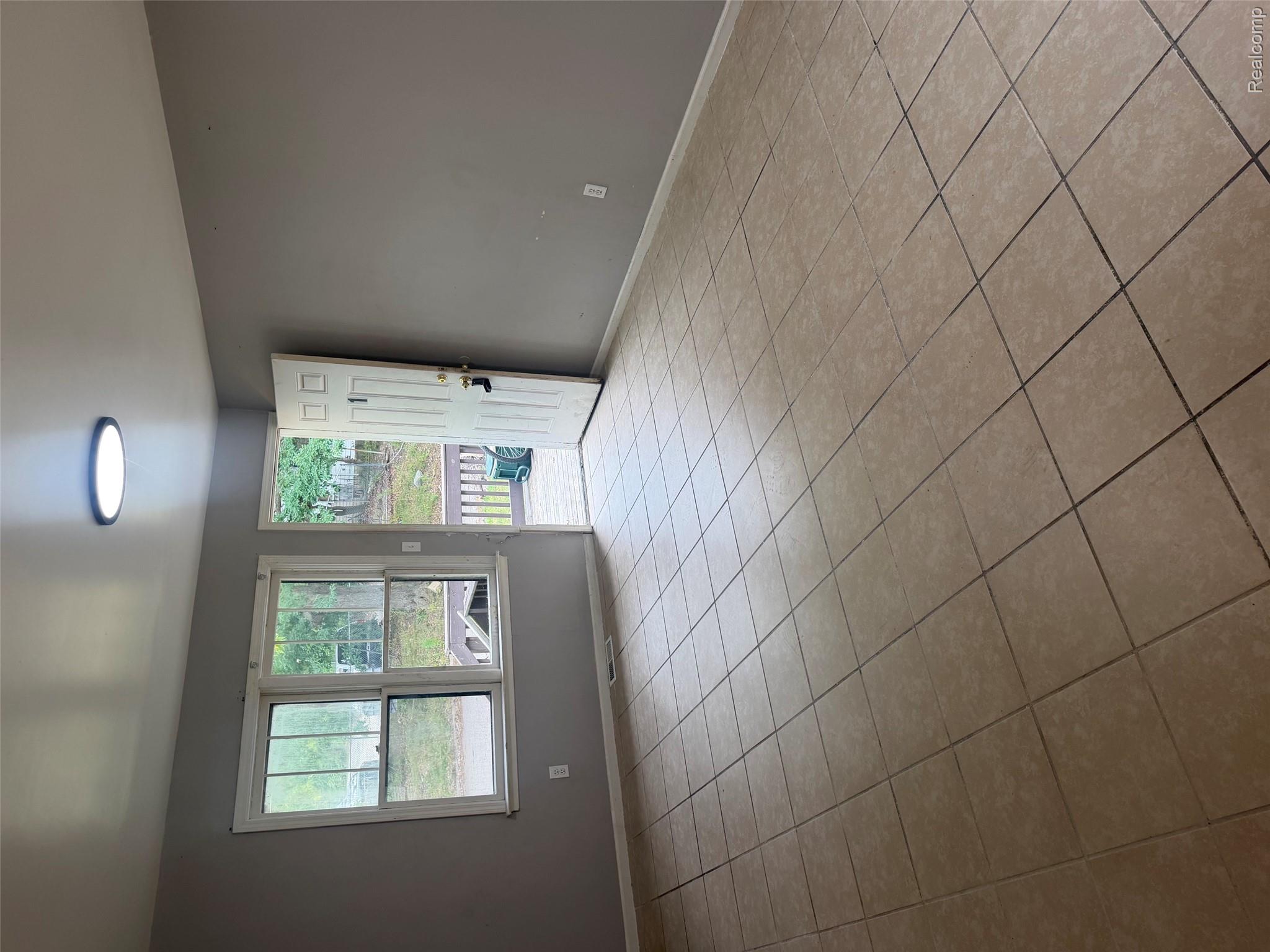 1208 W 4th Avenue Property Photo 10