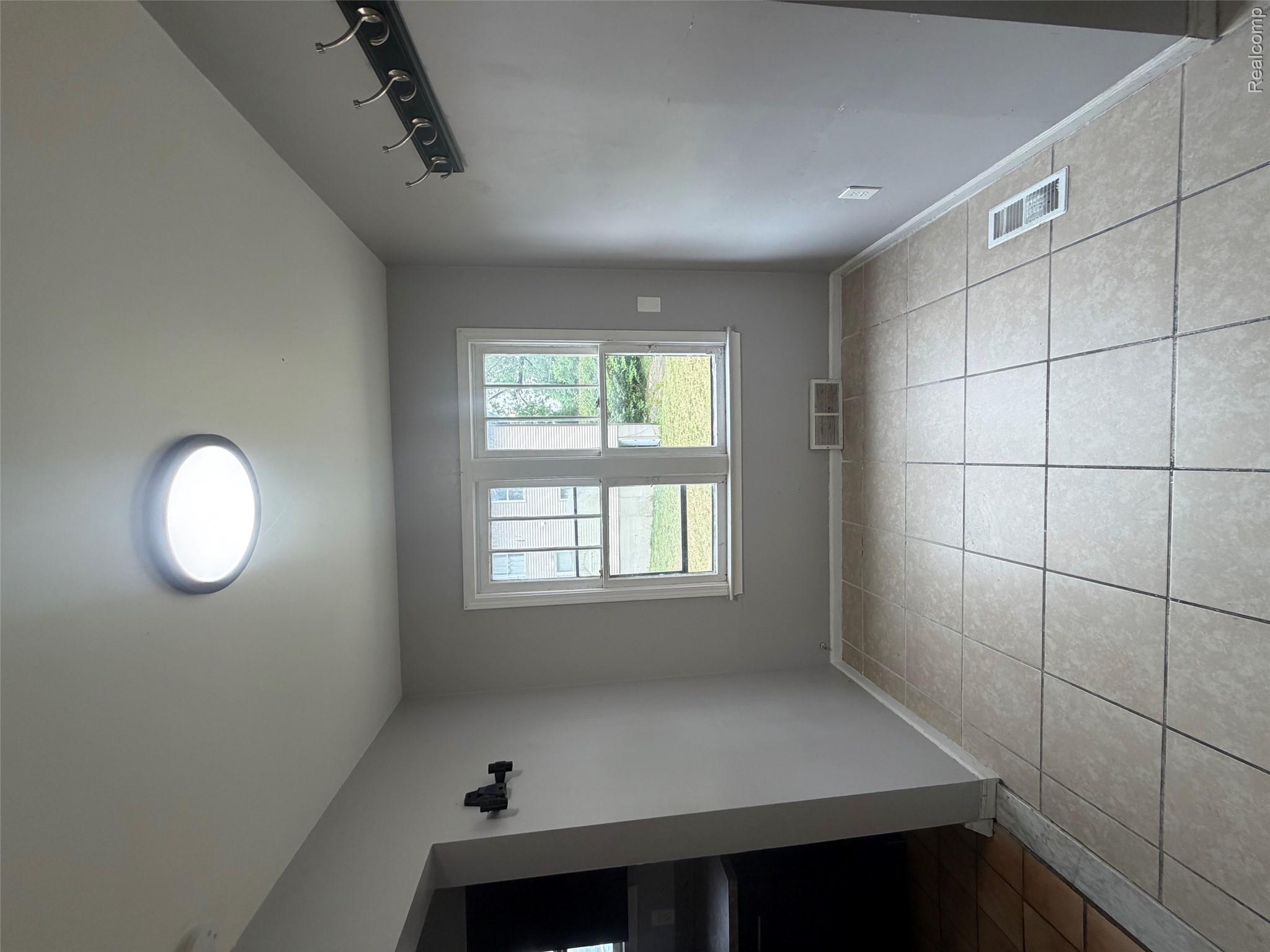 1208 W 4th Avenue Property Photo 12
