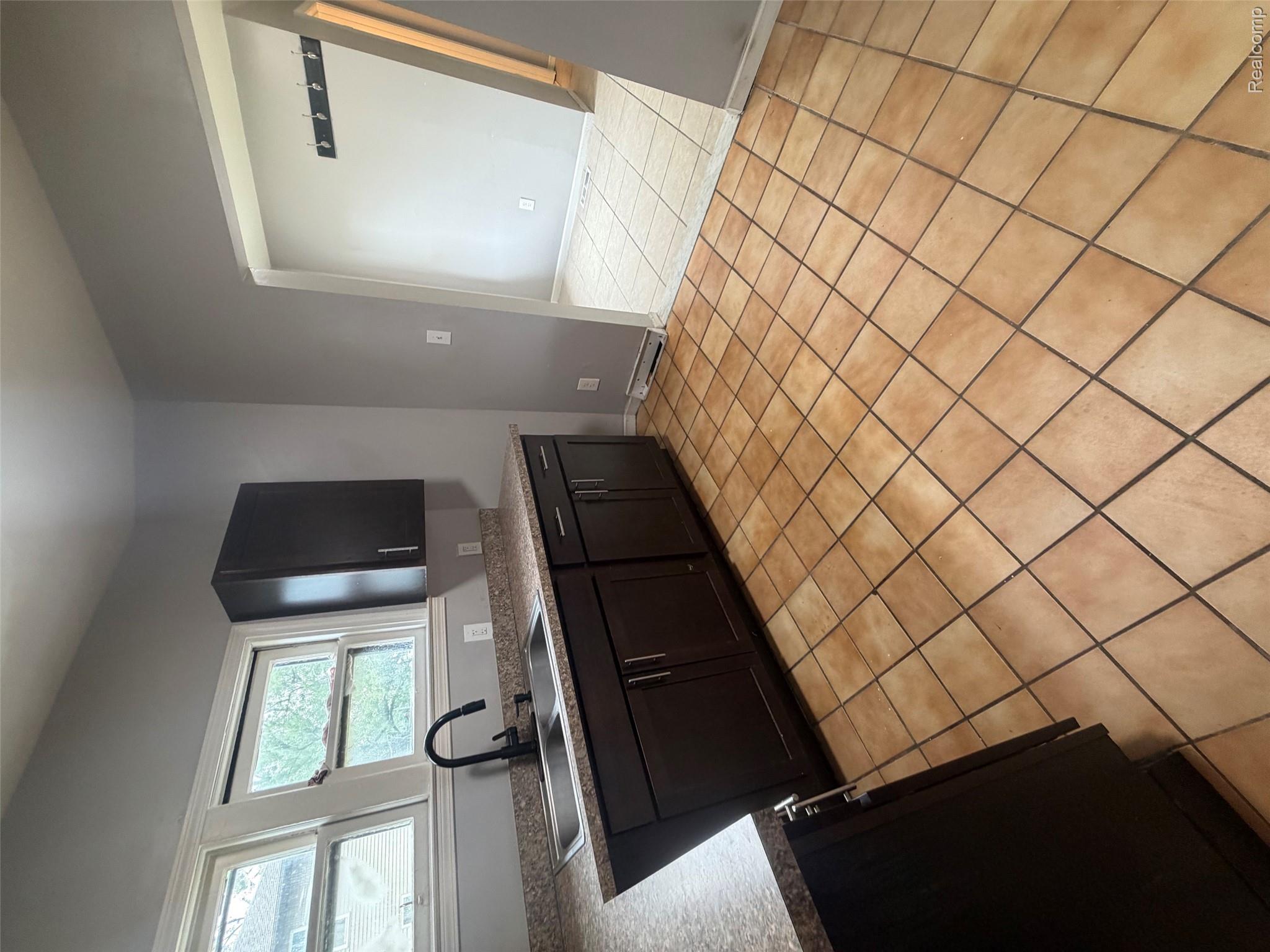 1208 W 4th Avenue Property Photo 14