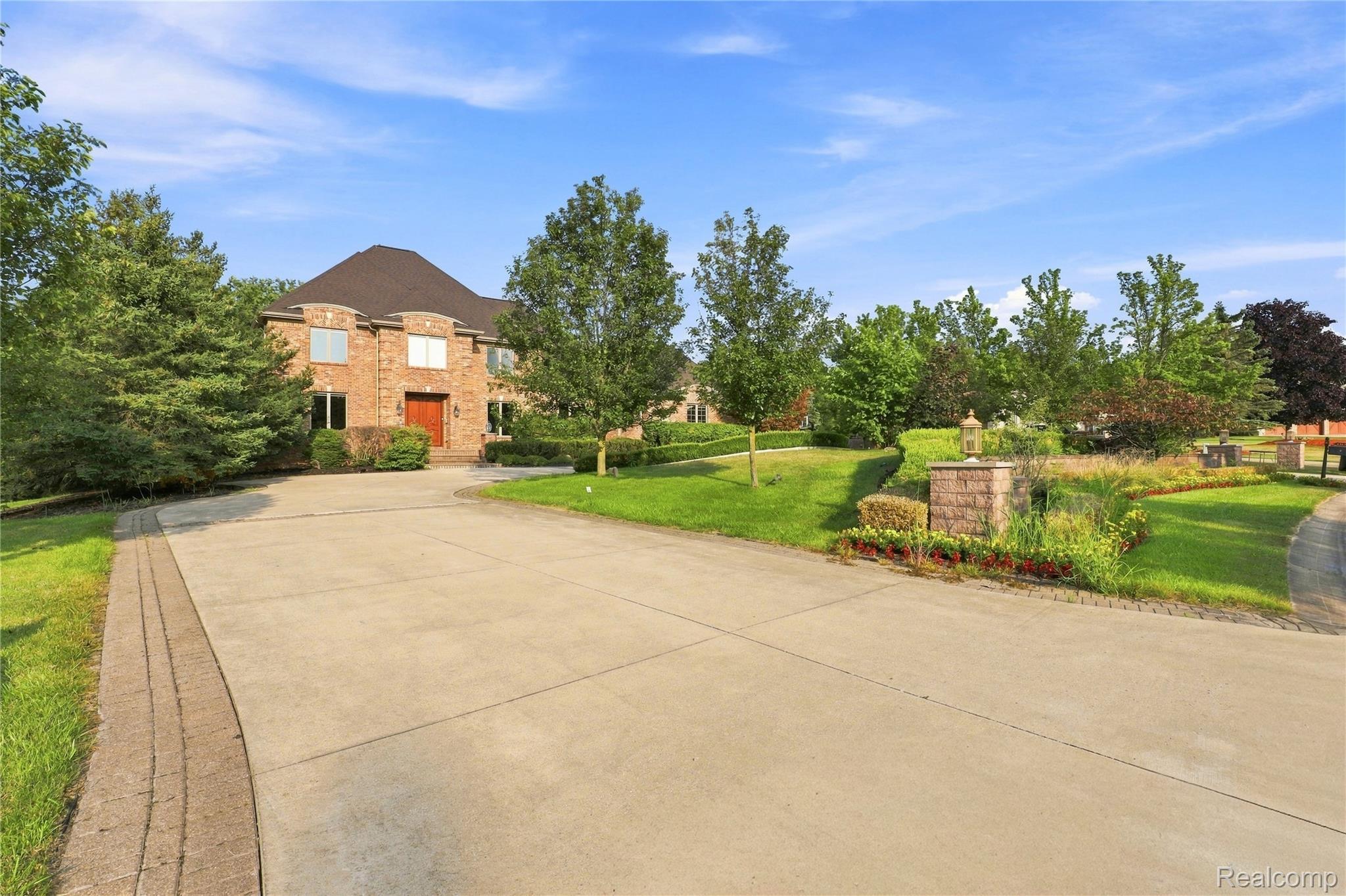 8263 Pine Hollow Trail Property Photo 3