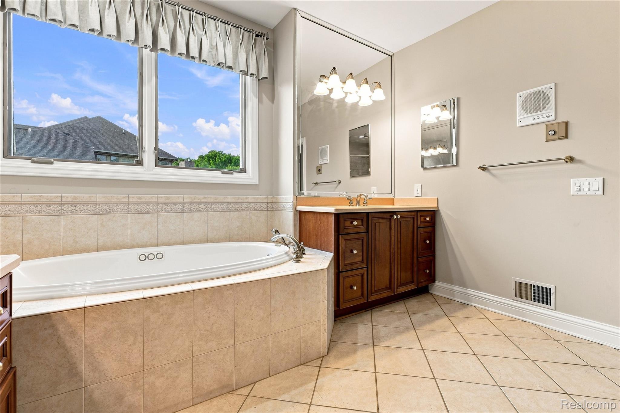 8263 Pine Hollow Trail Property Photo 34