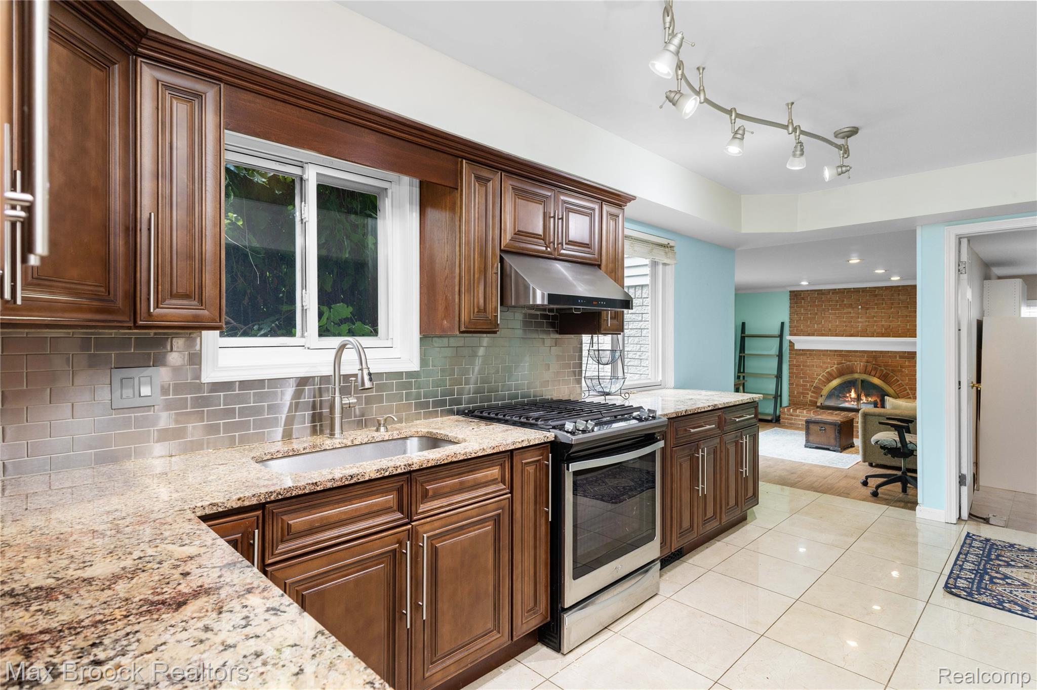 2312 Hillcrescent Drive Property Photo 14