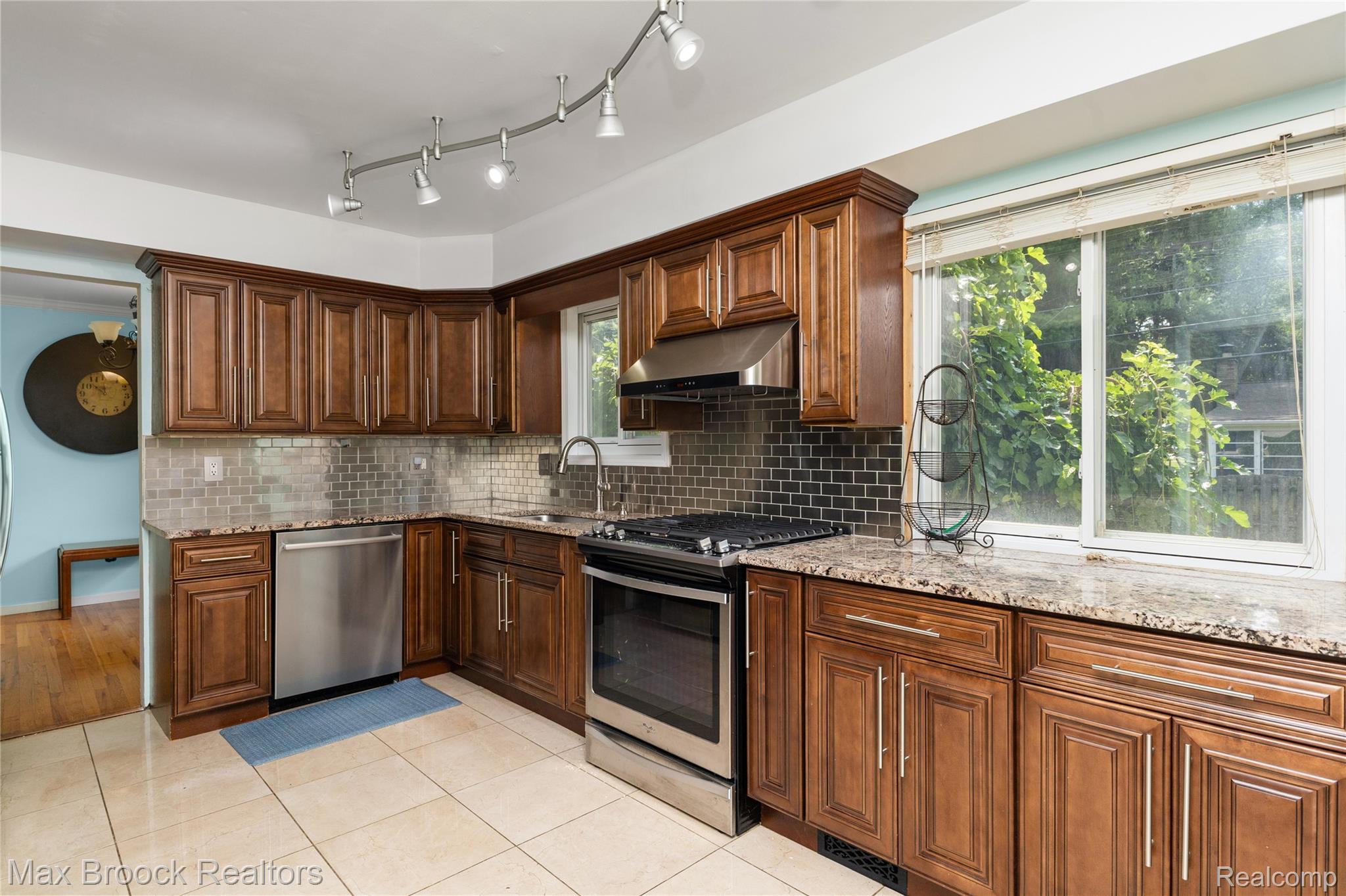 2312 Hillcrescent Drive Property Photo 18
