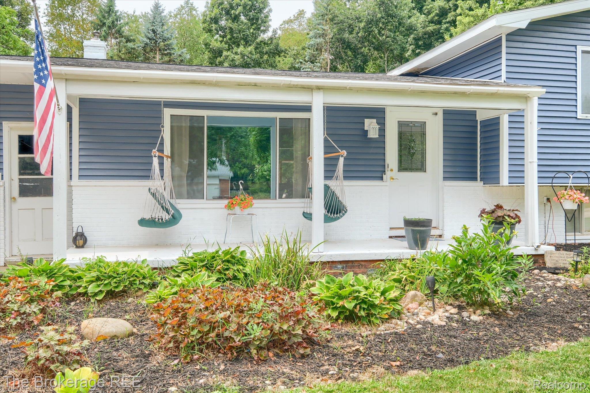 2127 Holly Tree Drive Property Photo 2