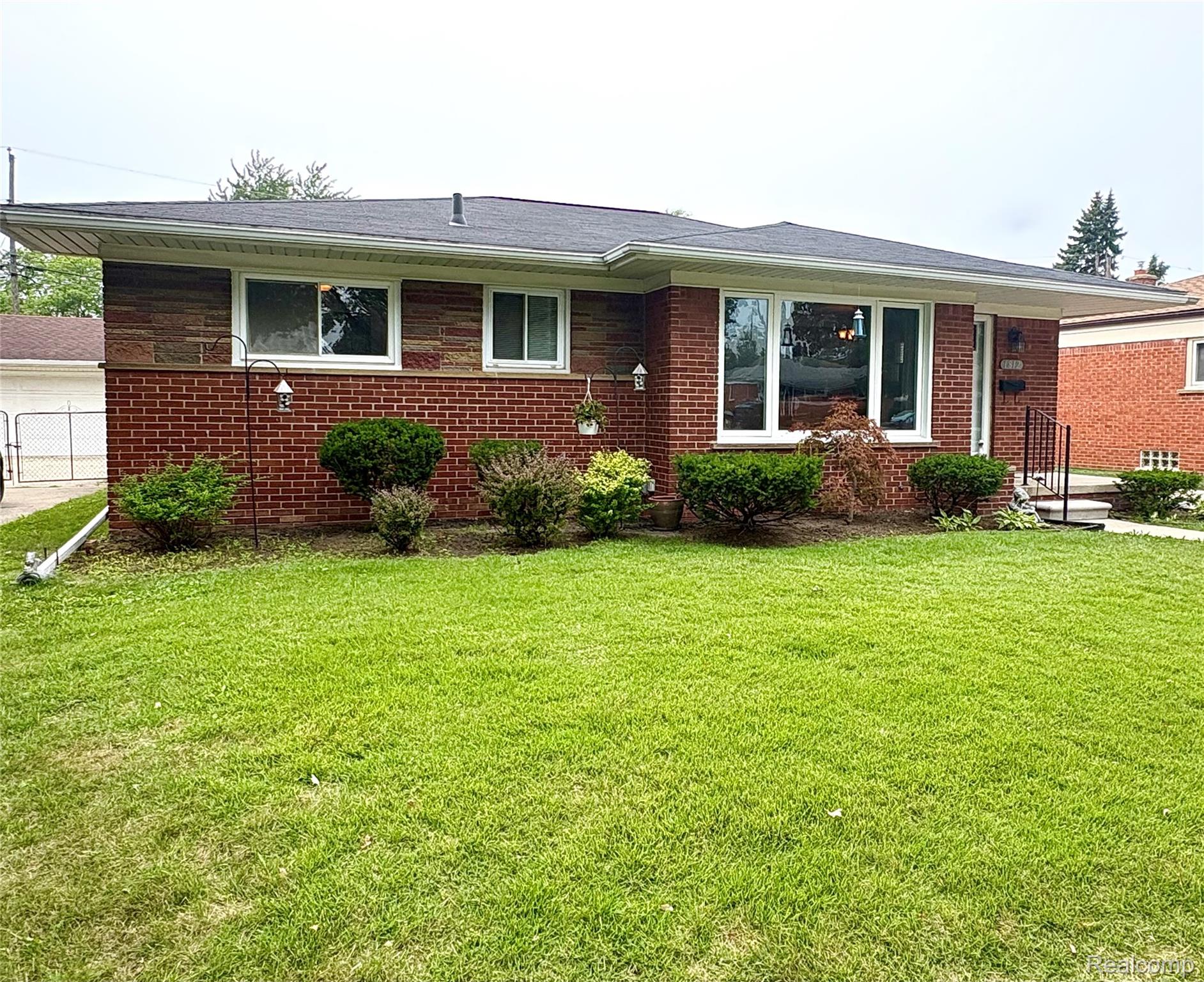 1812 E Longmeadow Road Property Photo 2