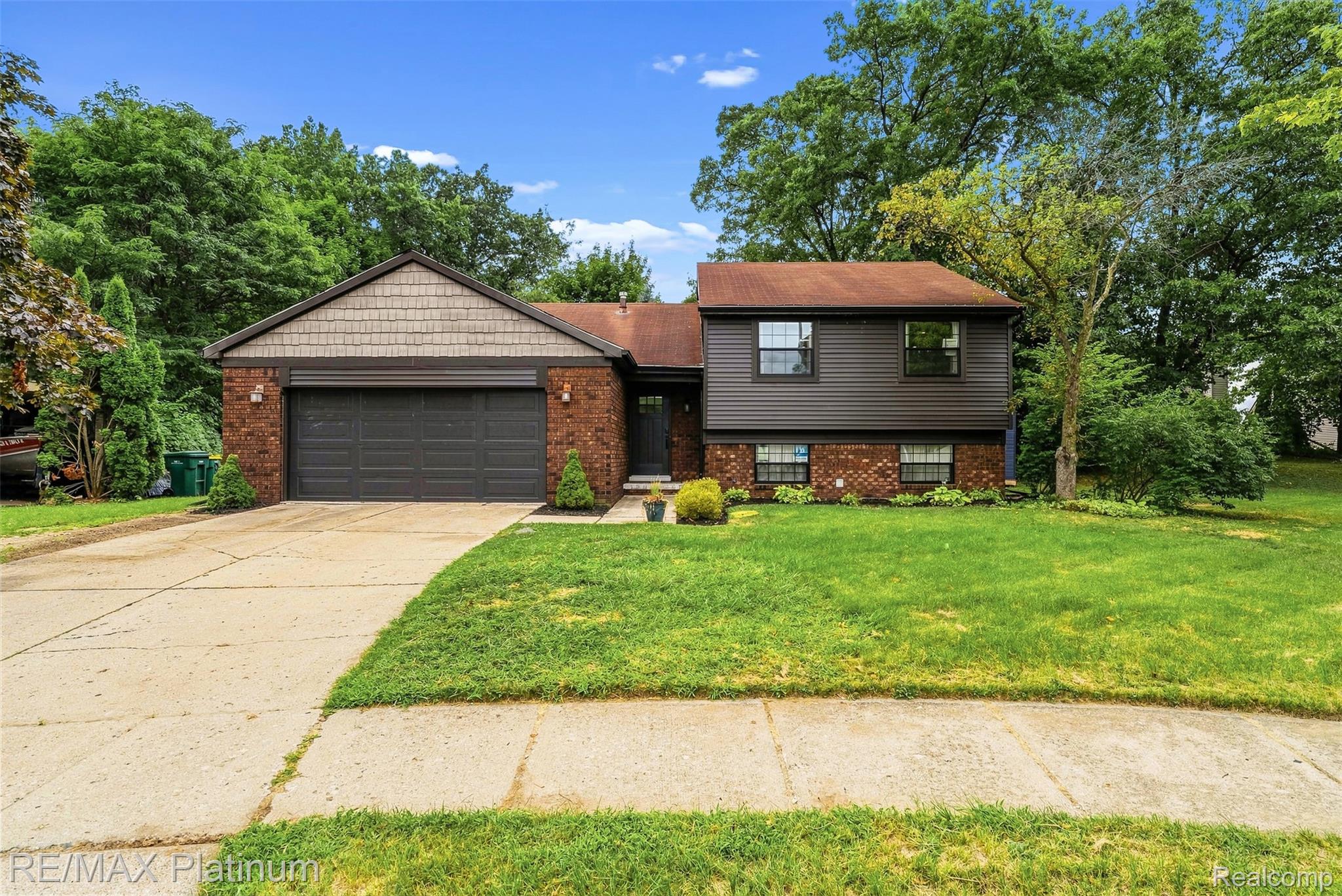 815 Oak Ridge Court Property Photo 1