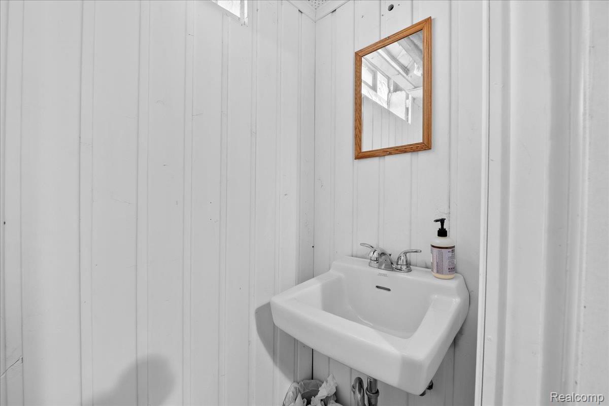 21365 Newcastle Road Property Photo 28