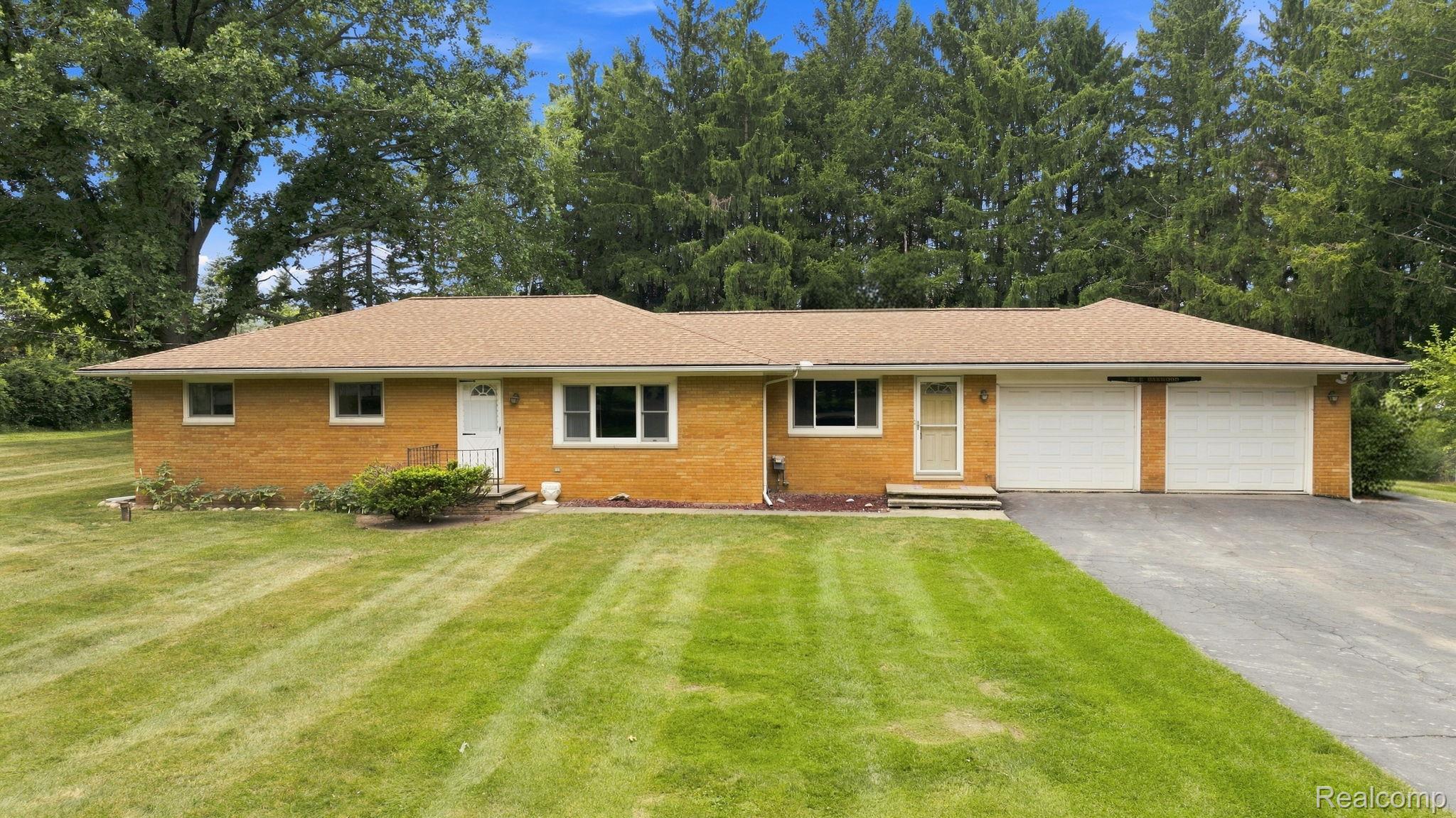 25 E Oakwood Road Property Photo 1