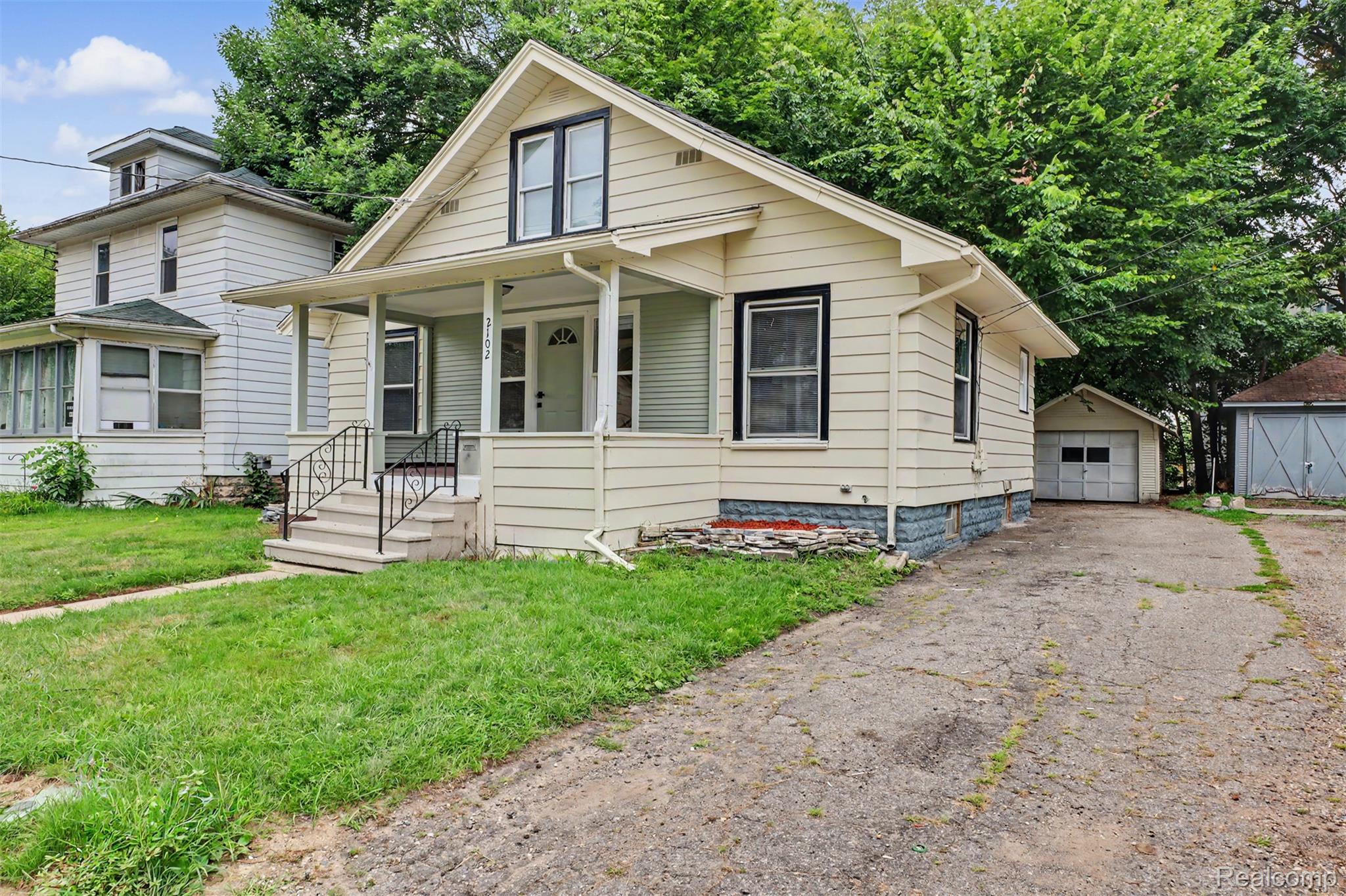 2102 Forest Avenue Property Photo 3