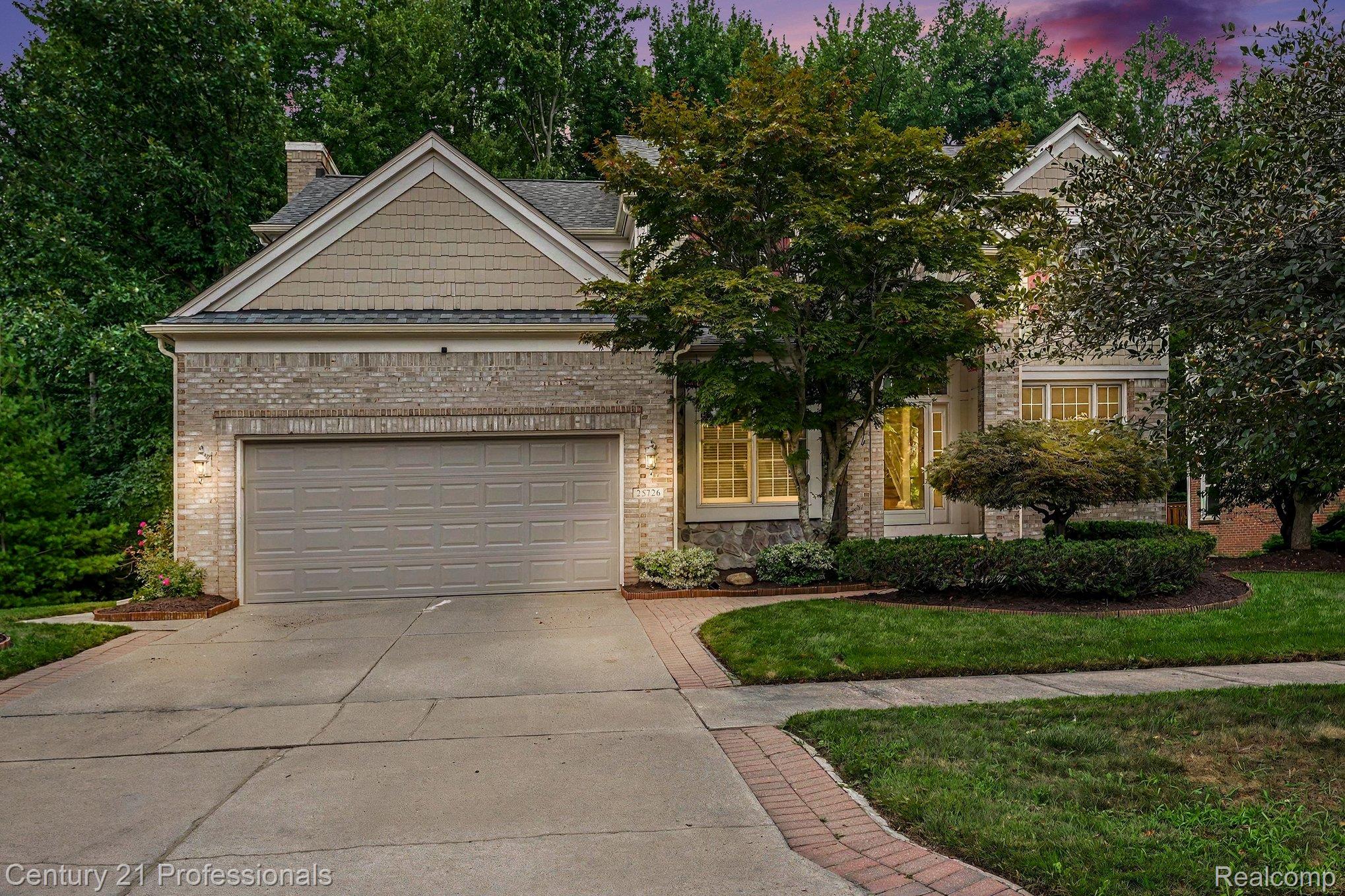 25726 Groveland Property Photo 1