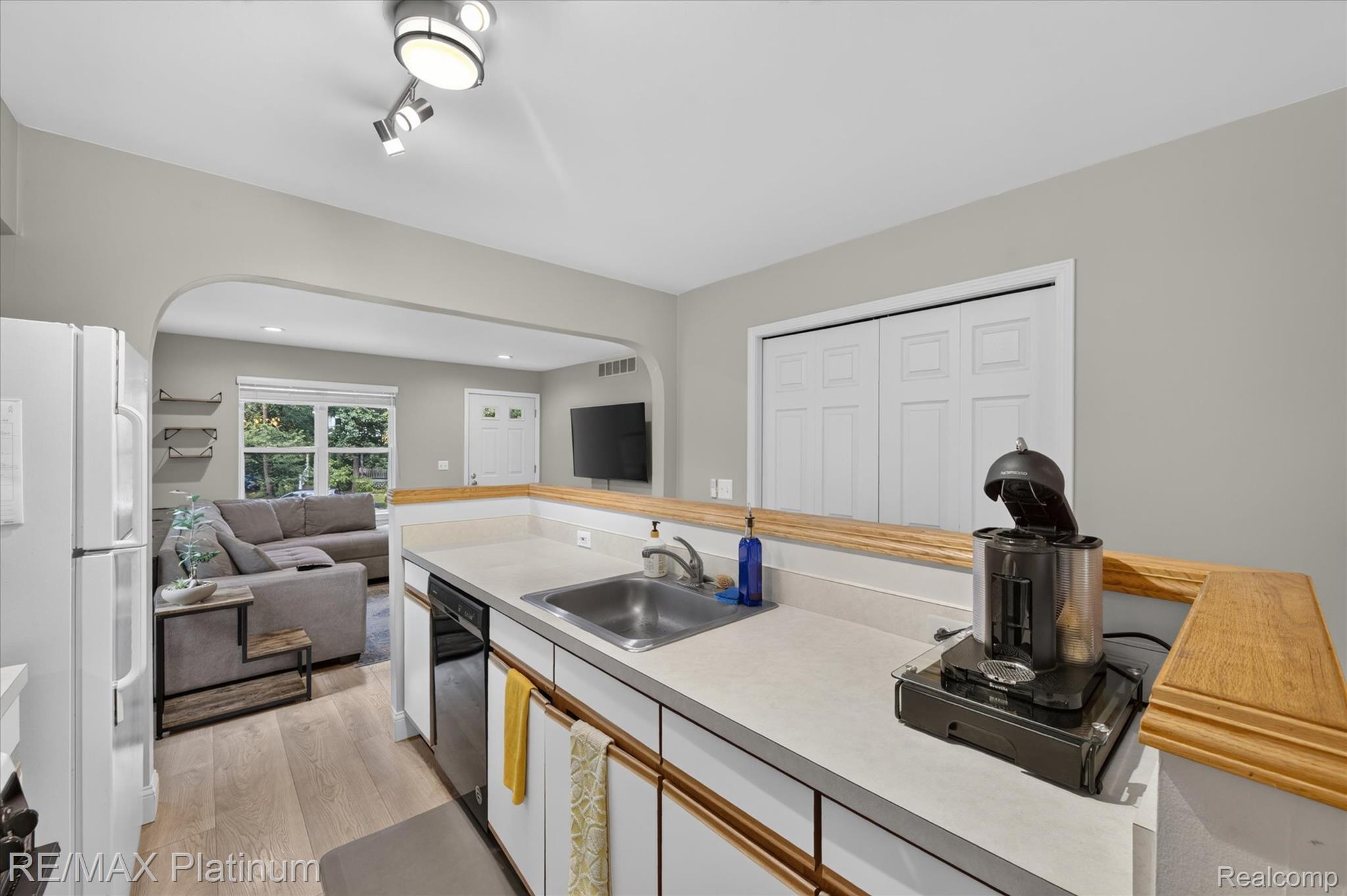 355 Springwell Lane Property Photo 7