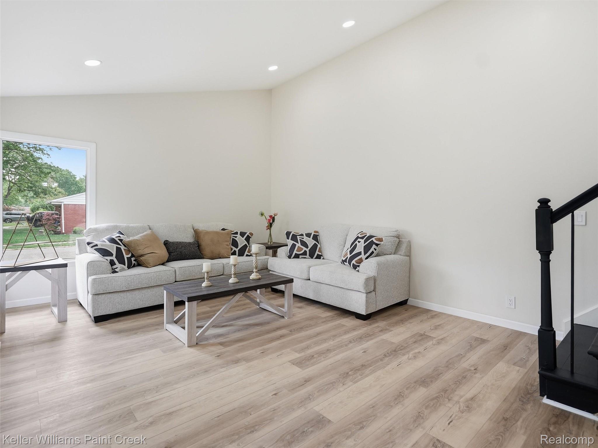 711 Jamaica Drive Property Photo 3