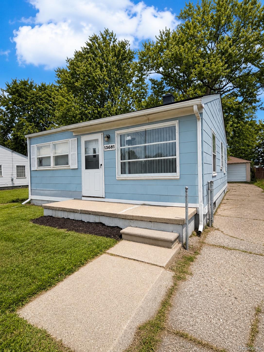 13681 Hendricks Avenue Property Photo 2