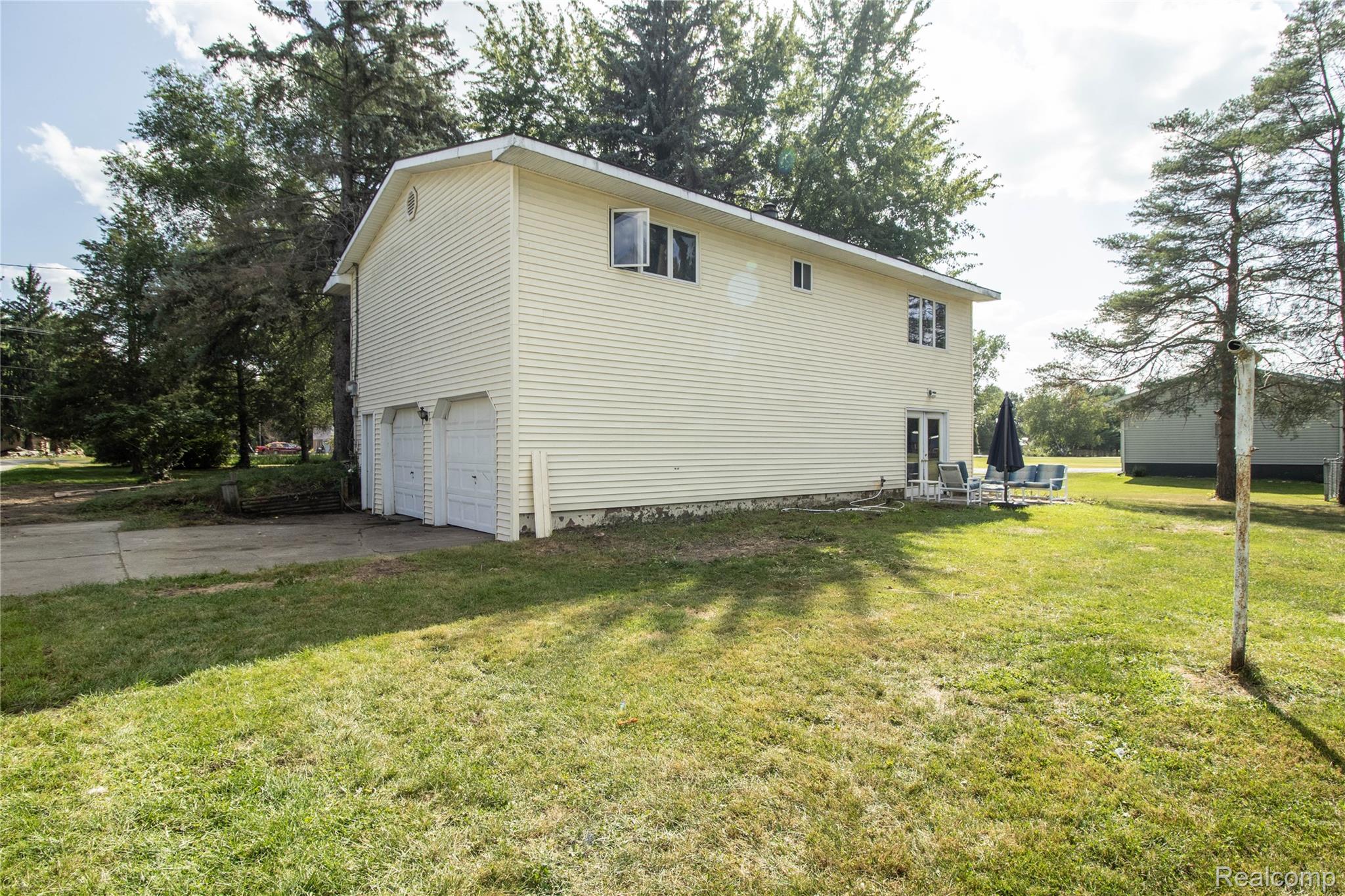 10340 Farrand Road Property Photo 6