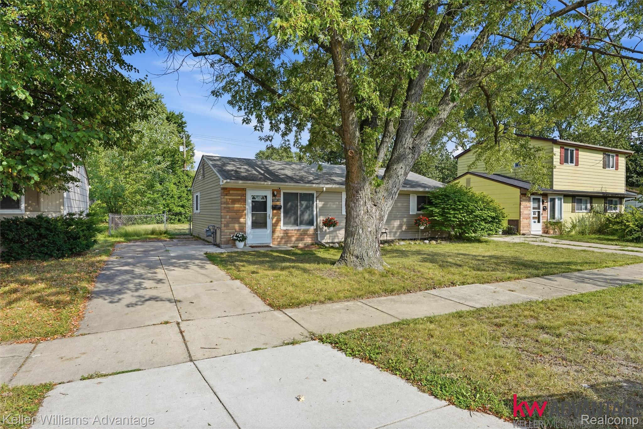 18450 Kinloch Property Photo 2