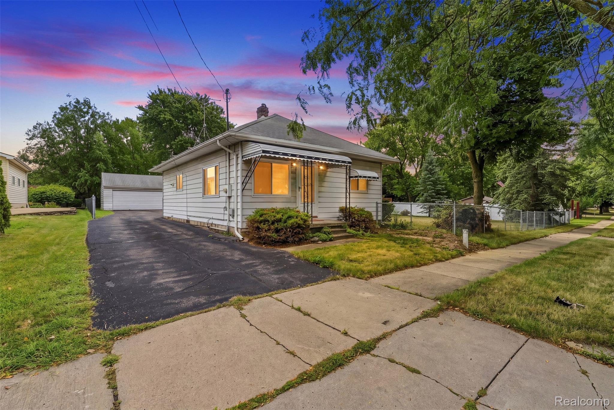 2083 Dutcher Street Property Photo 1