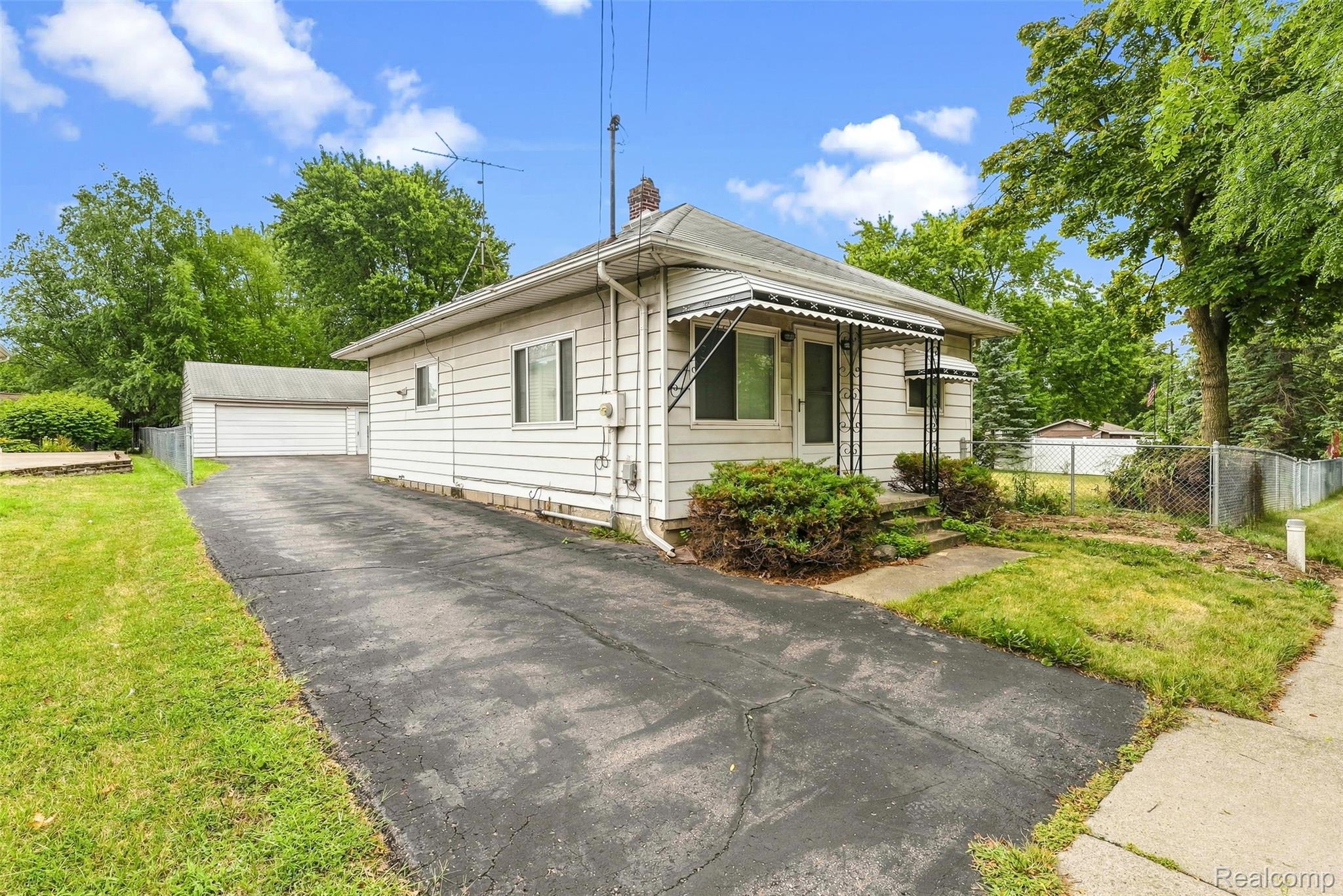 2083 Dutcher Street Property Photo 4