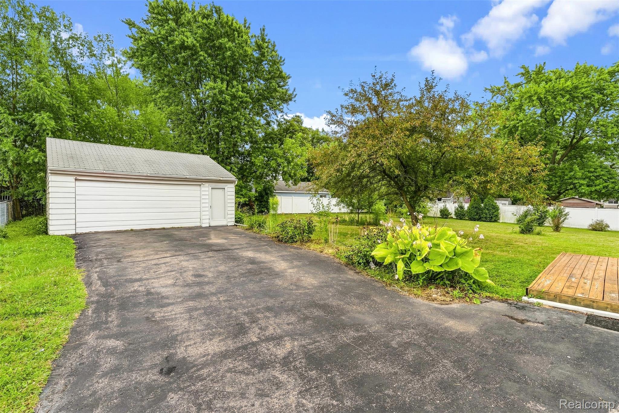 2083 Dutcher Street Property Photo 22