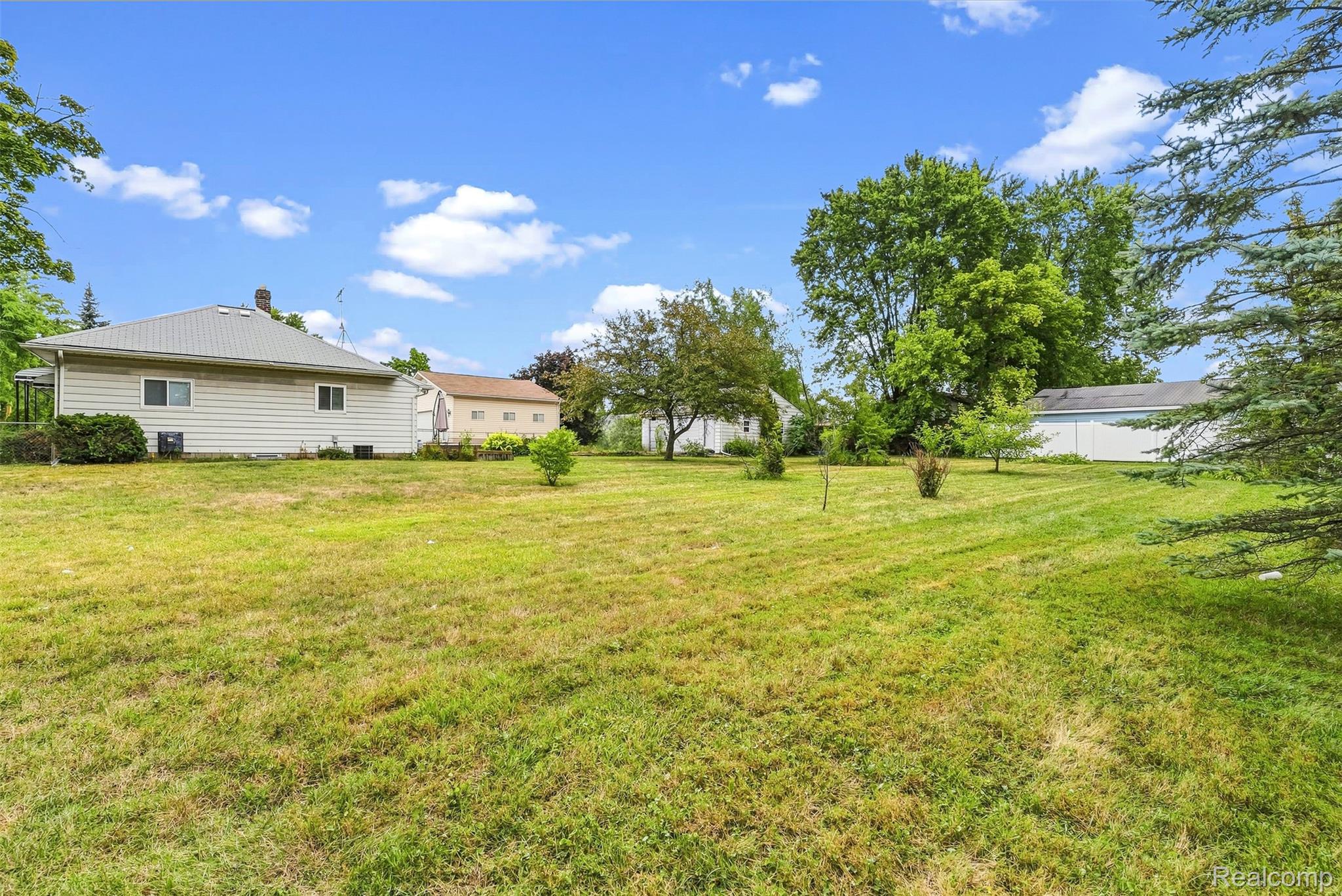 2083 Dutcher Street Property Photo 25