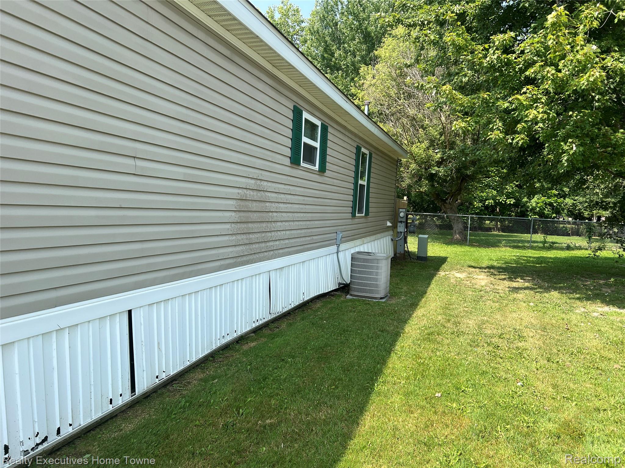 7140. Mapleview Circle W 64 Property Photo 6