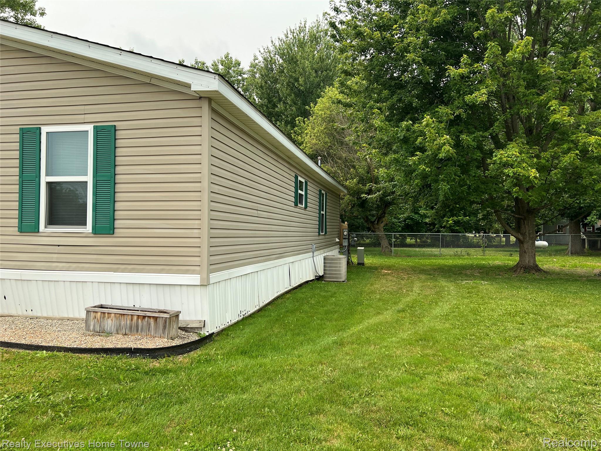 7140. Mapleview Circle W 64 Property Photo 12
