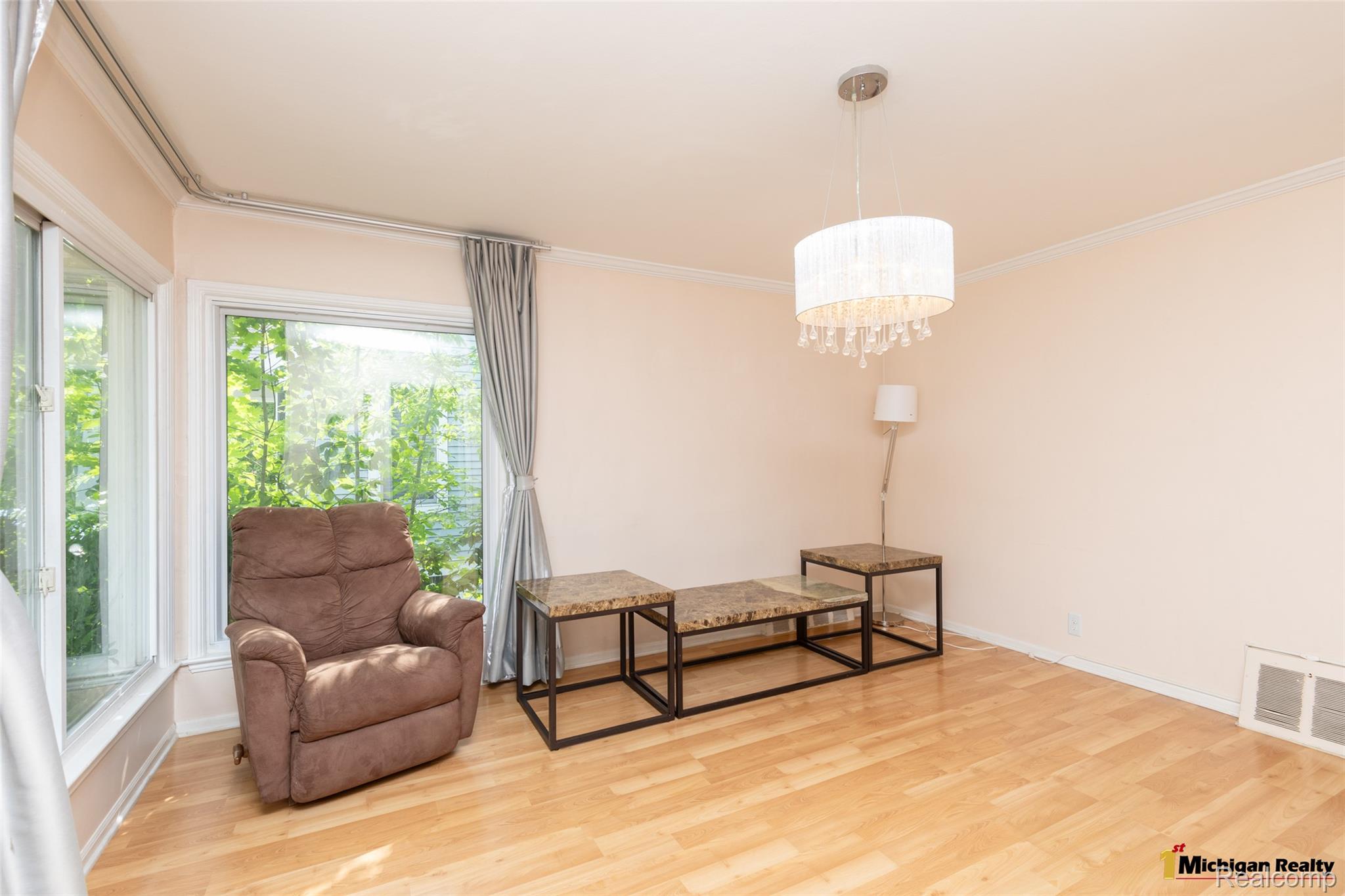 1564 Cole Street Property Photo 4