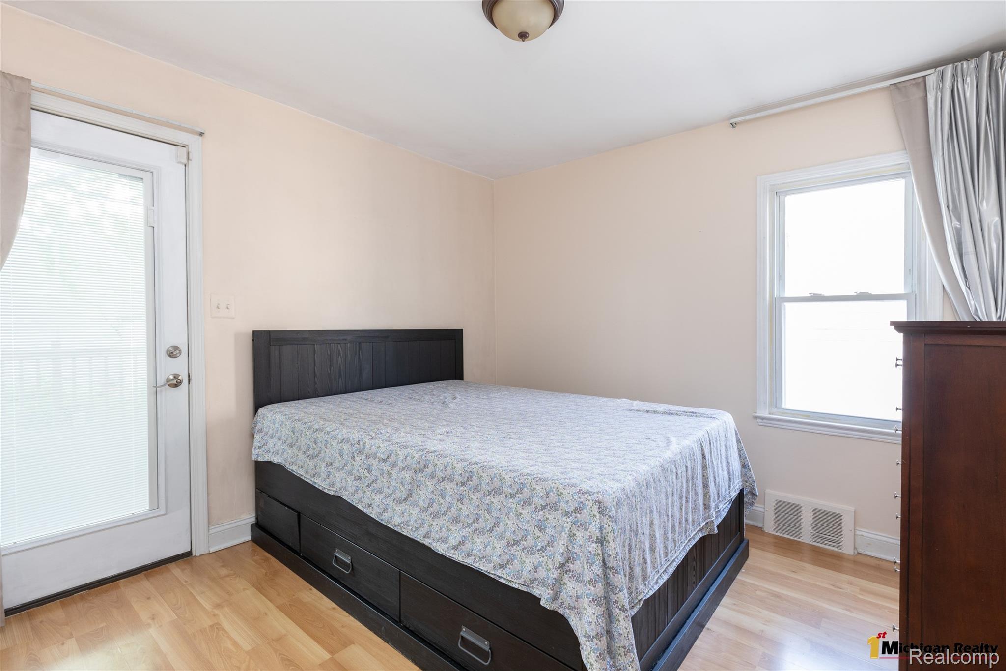 1564 Cole Street Property Photo 15