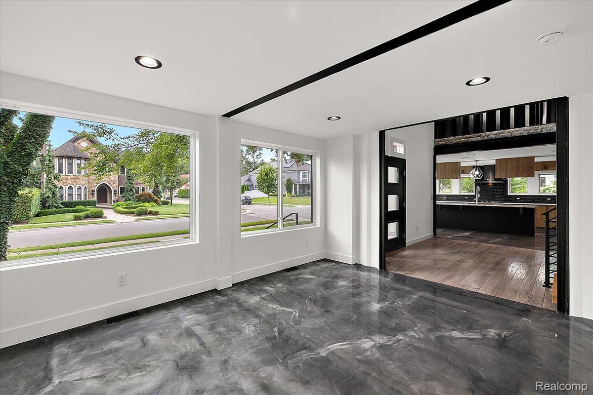 303 Forest Avenue Property Photo 10