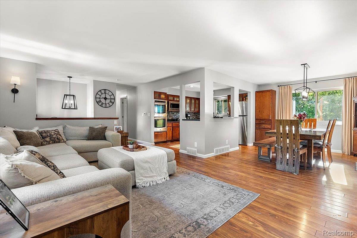 6023 Paramus Property Photo 10