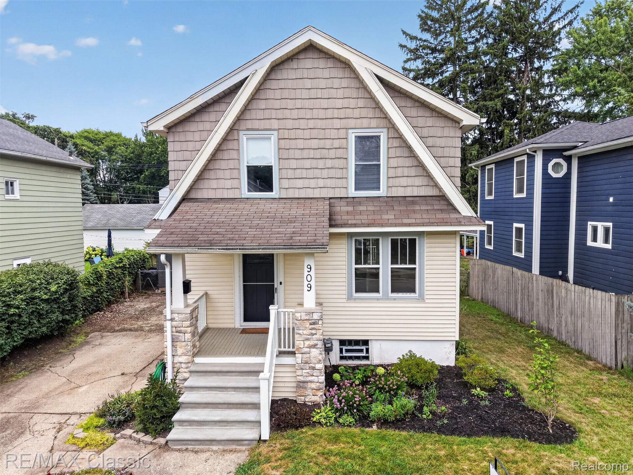 909 Fernwood Road Property Photo 1
