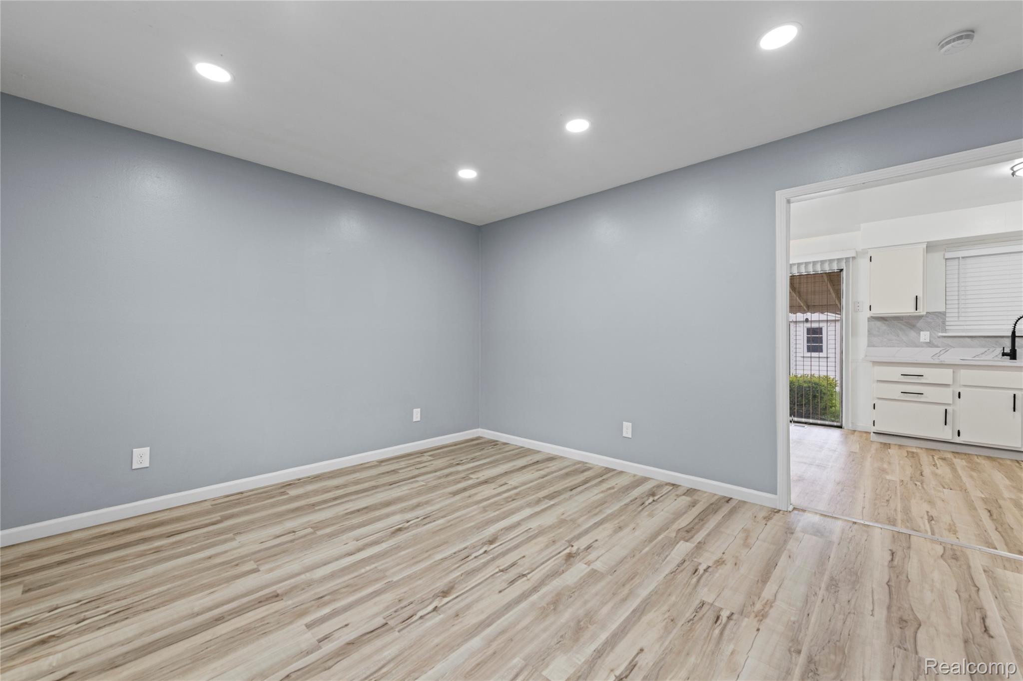 7218 Superior Property Photo 8