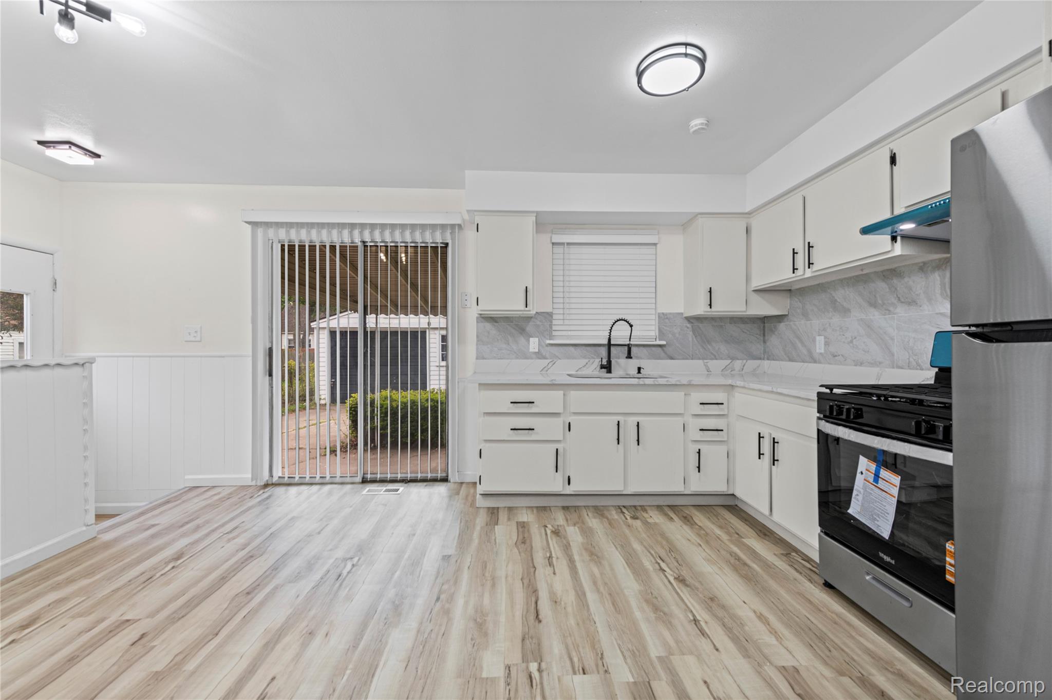 7218 Superior Property Photo 10