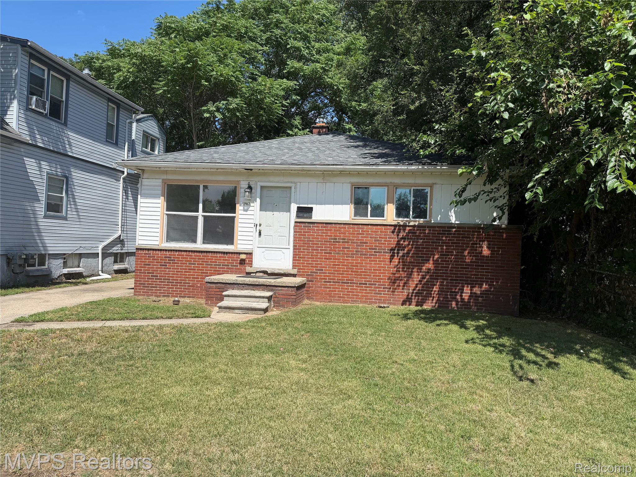 1967 Garrick Avenue Property Photo 1