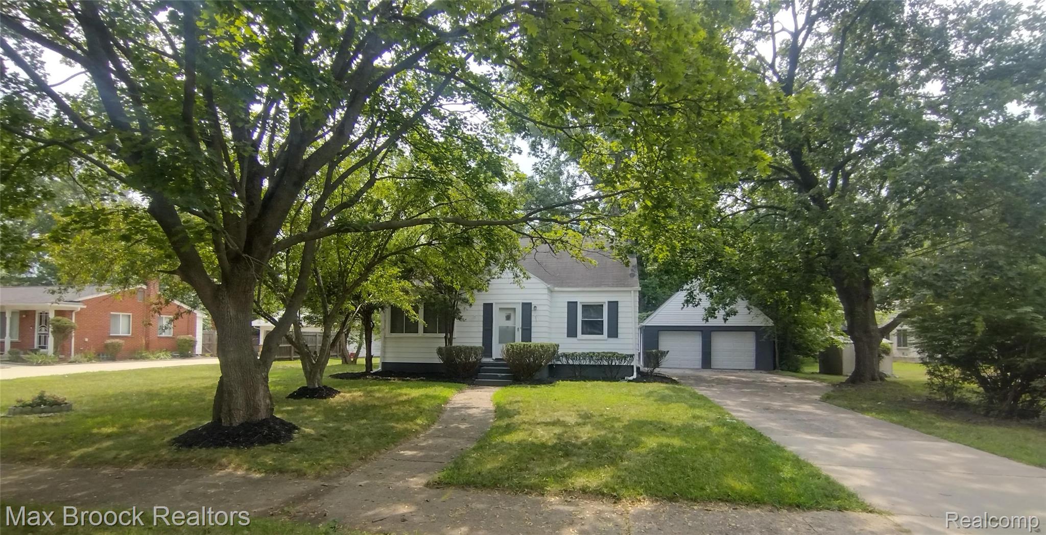 19925 Saxton Avenue Property Photo 1