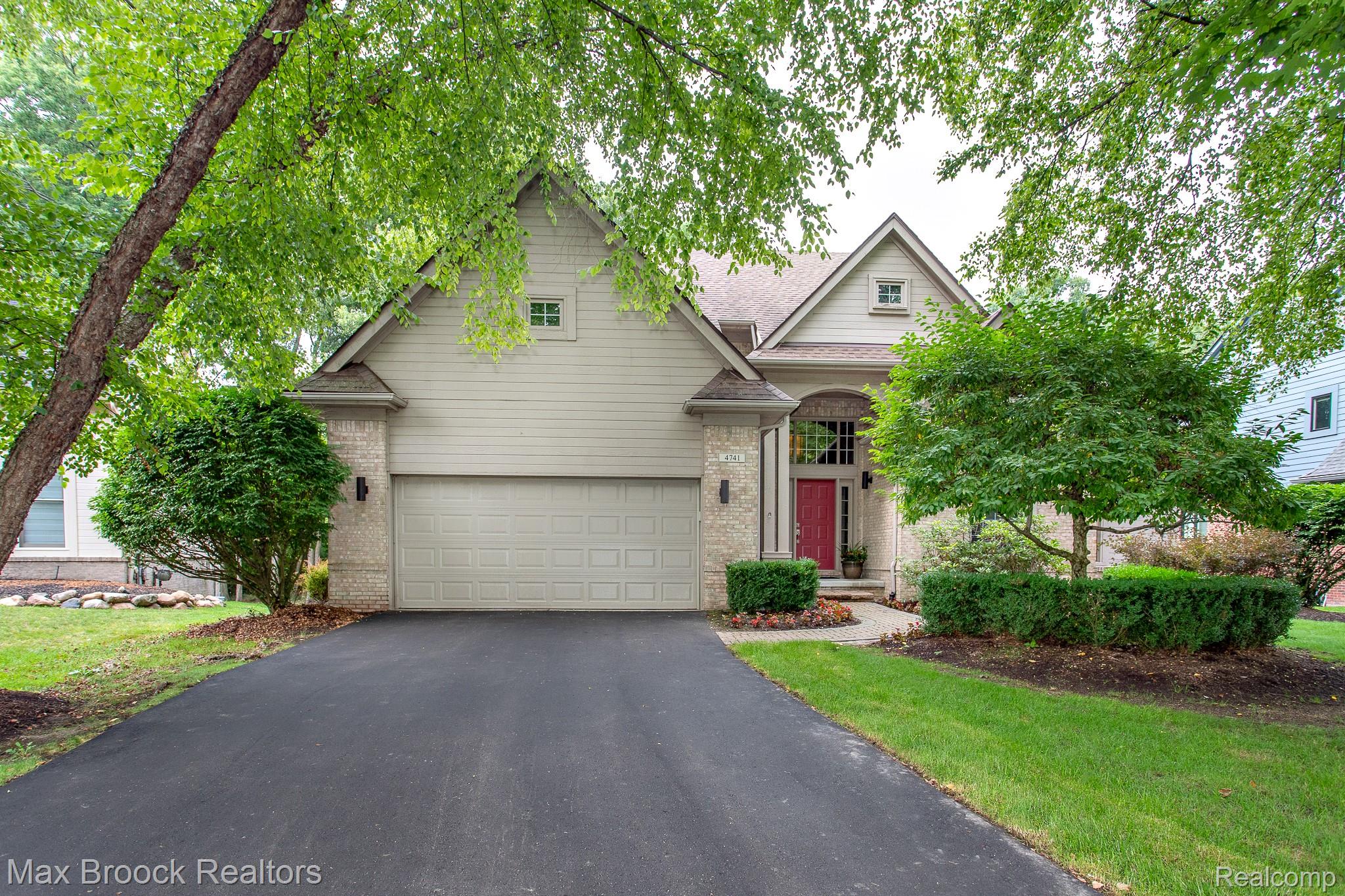 4741 Woodbine Circle Property Photo 2