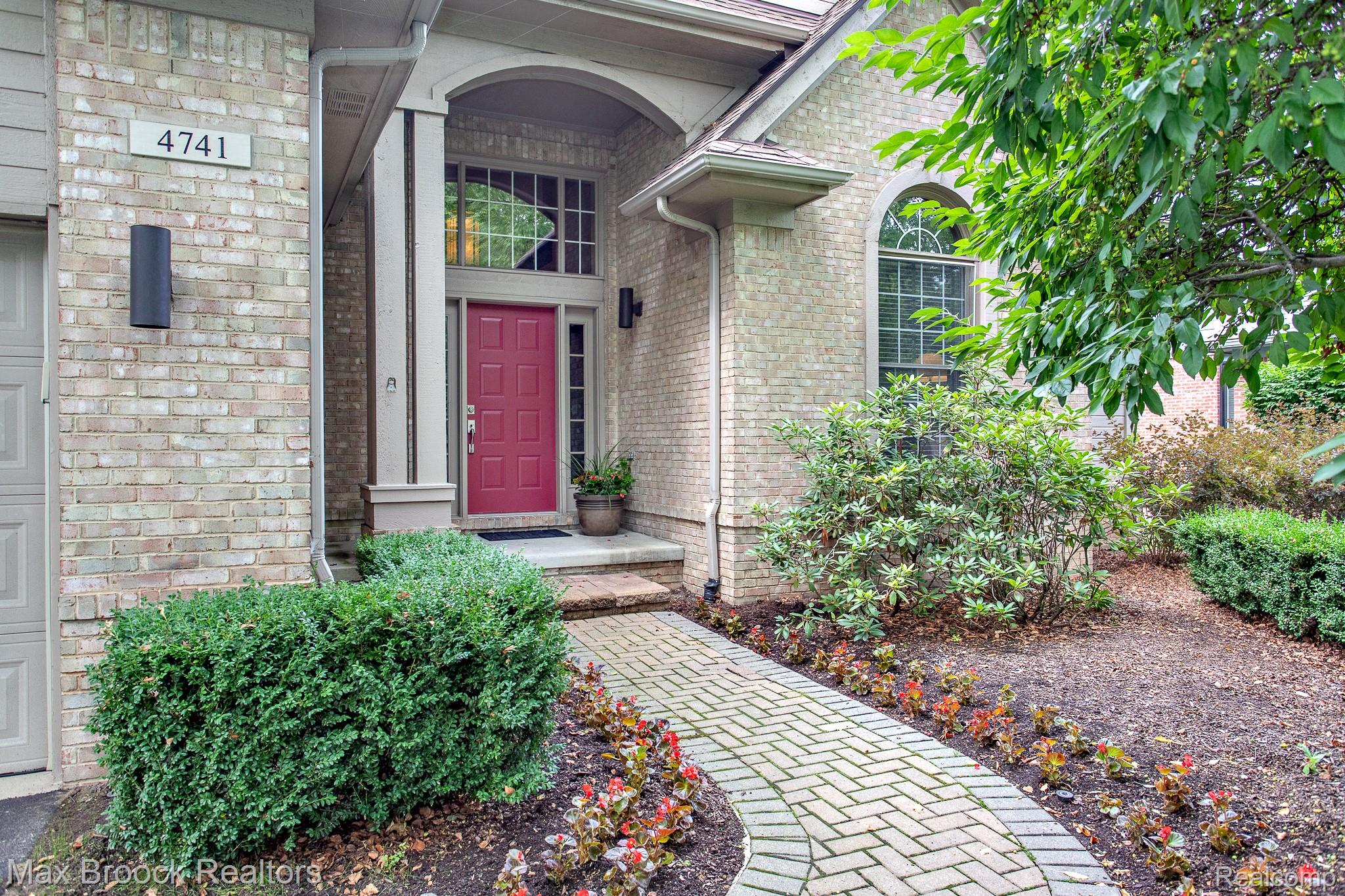 4741 Woodbine Circle Property Photo 3